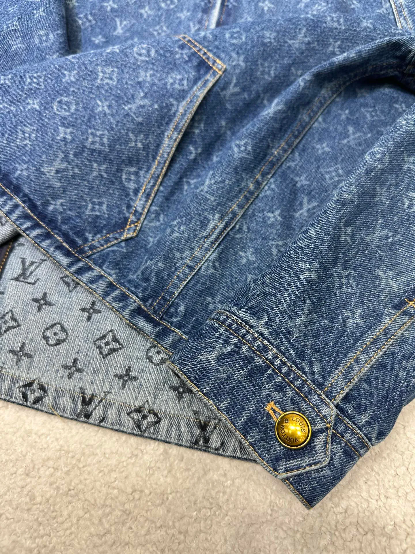 Women's Jackets And Down Jackets LOUIS VUITTON 18483794