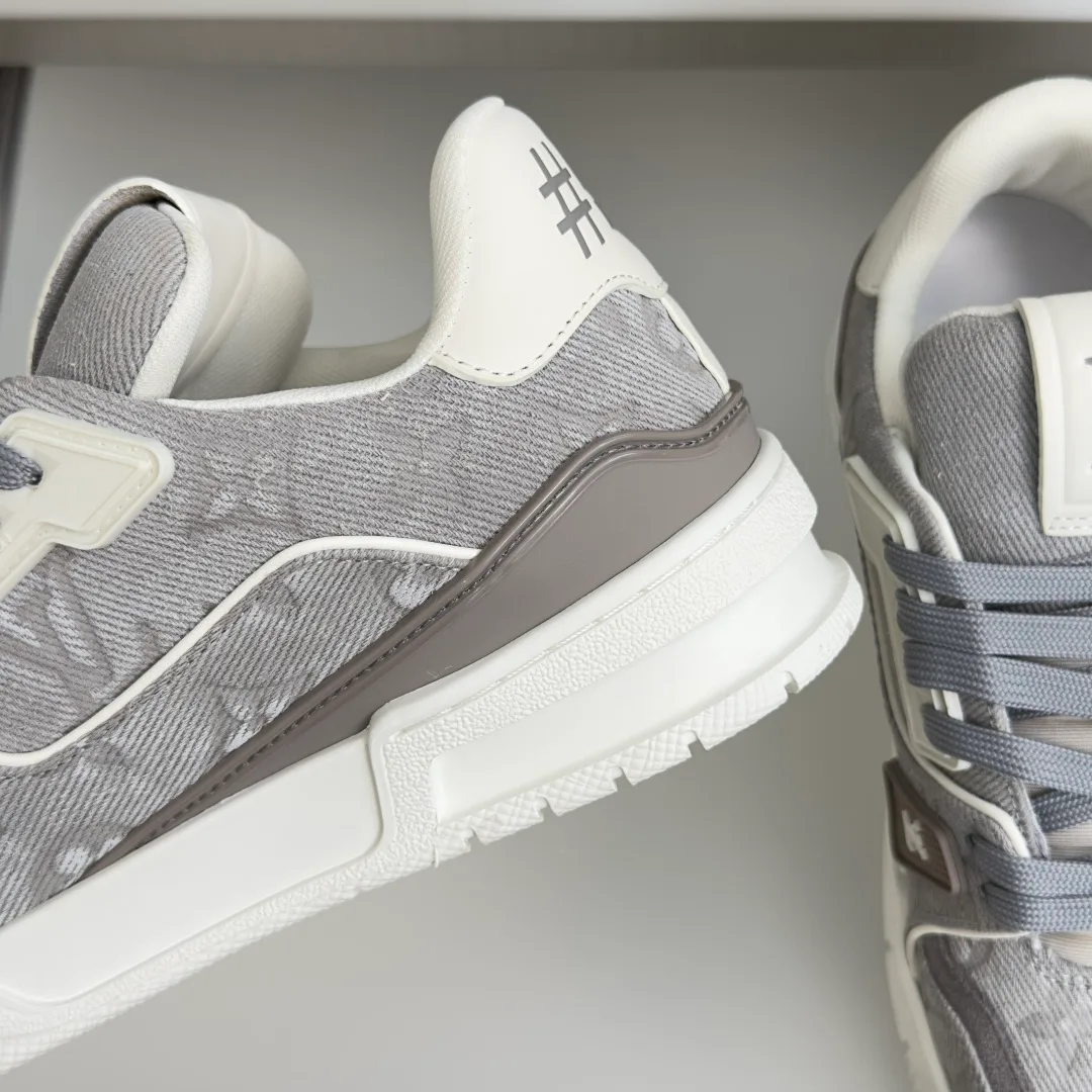 Women's Sneakers LOUIS VUITTON 17483689