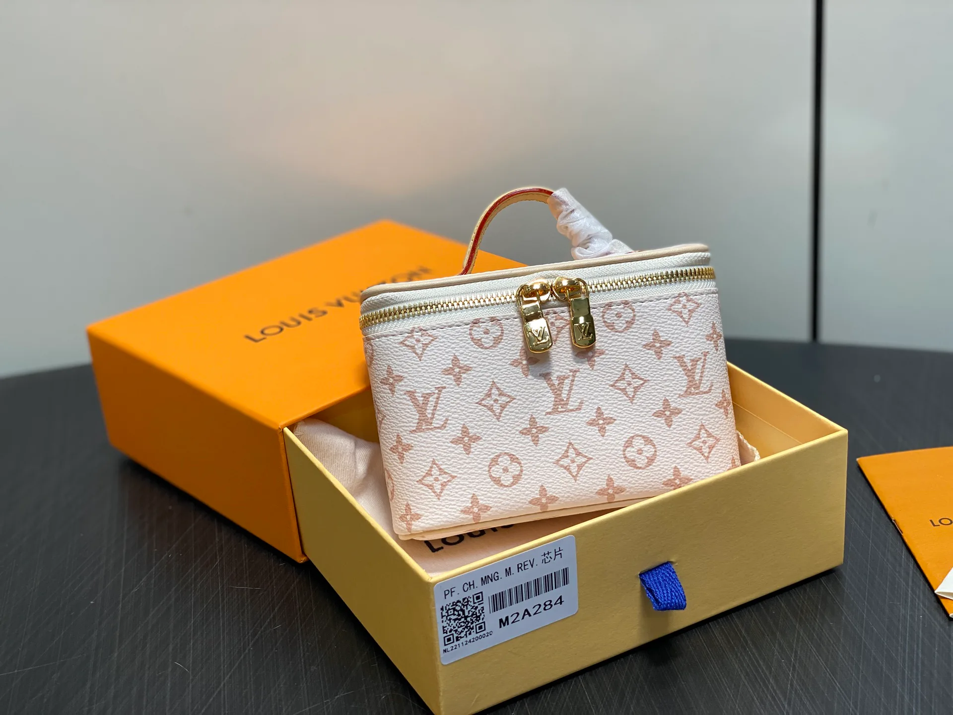 Клатчи Женские Louis Vuitton 18644359