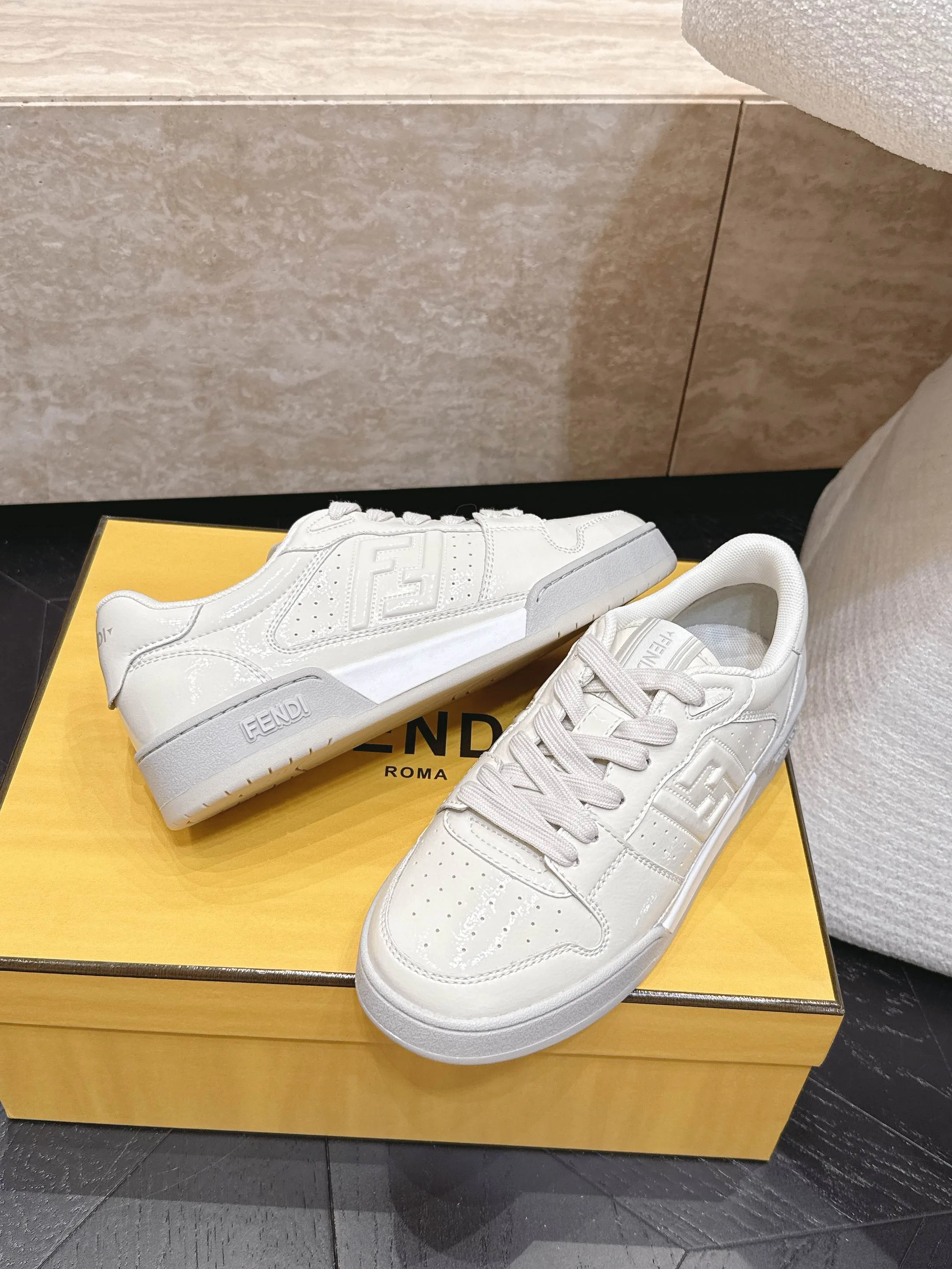 Women's Sneakers FENDI 17682039