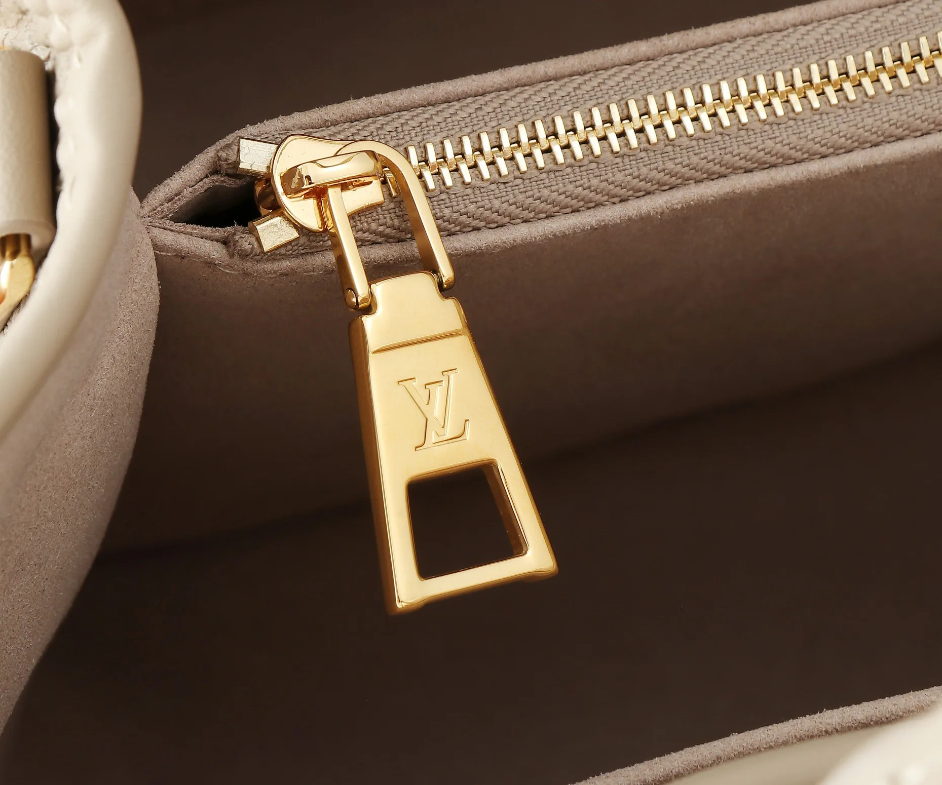 Women's Classic Handbags LOUIS VUITTON 17615675