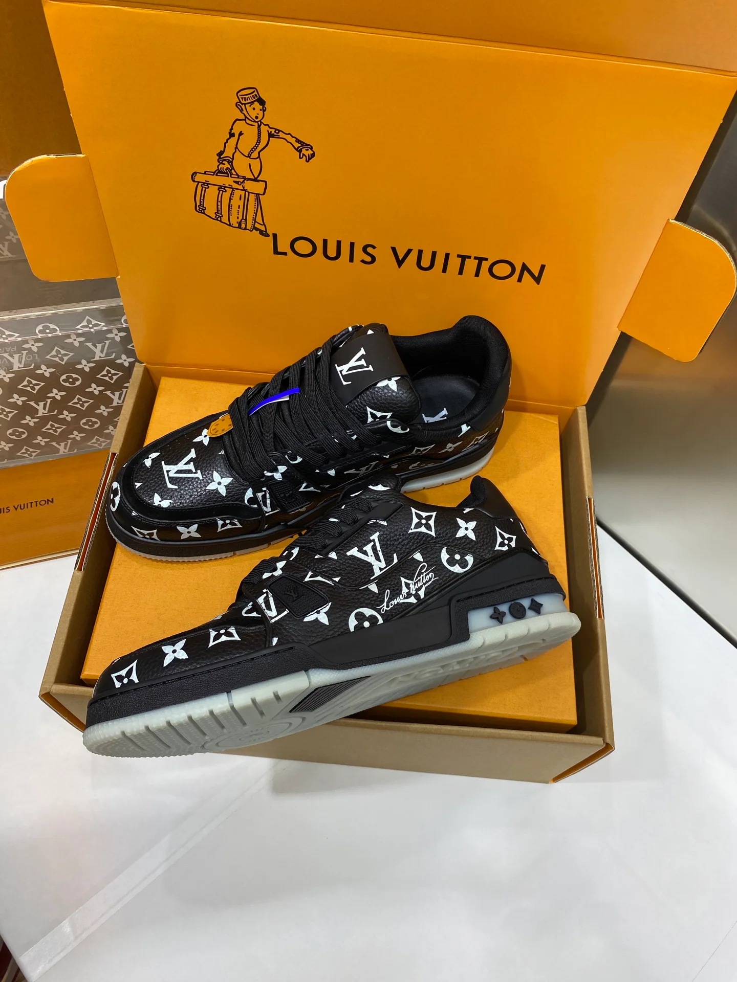 Women's Sneakers LOUIS VUITTON 17969035