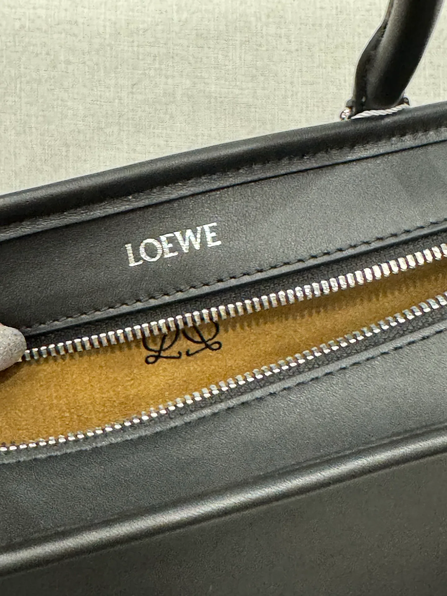 Women's Classic Handbags LOEWE 17927643
