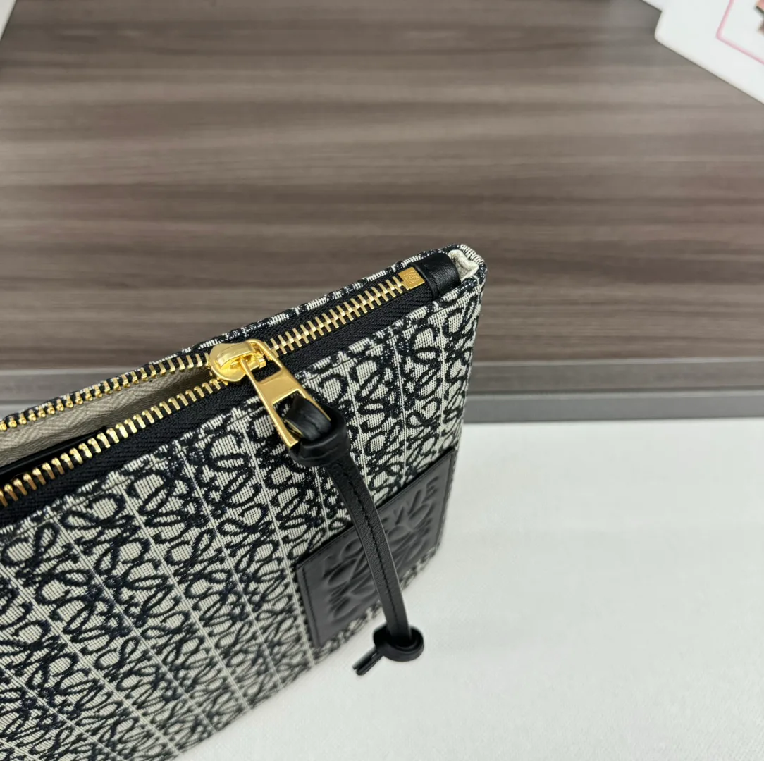 Women's Clutches LOEWE 18116452