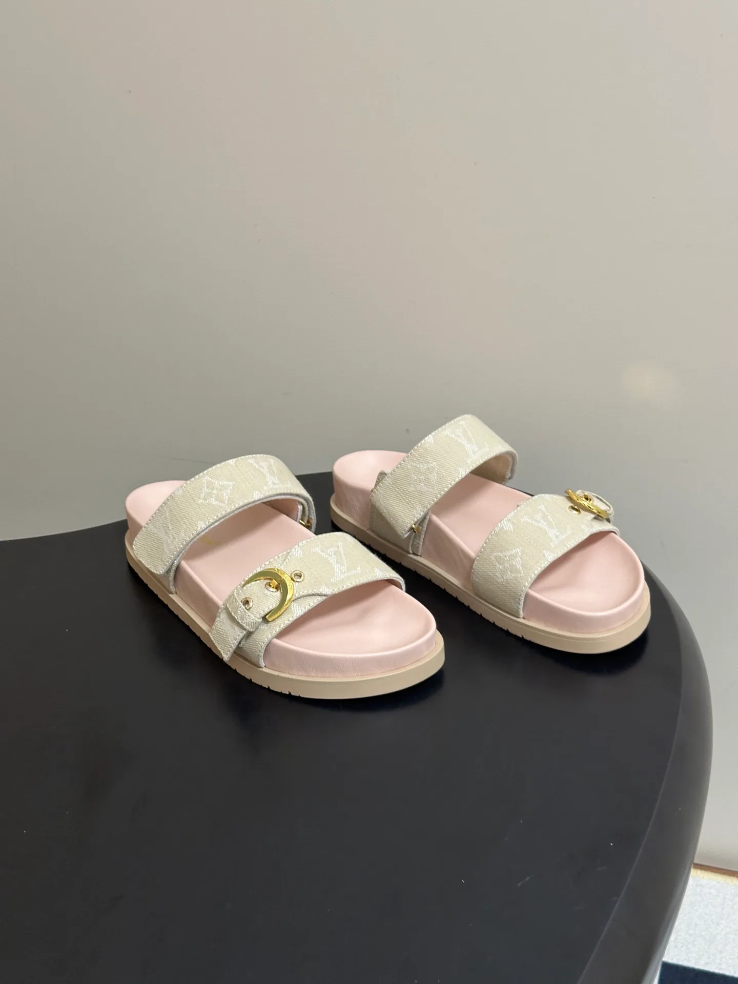Women's Flip-Flops LOUIS VUITTON 18049598