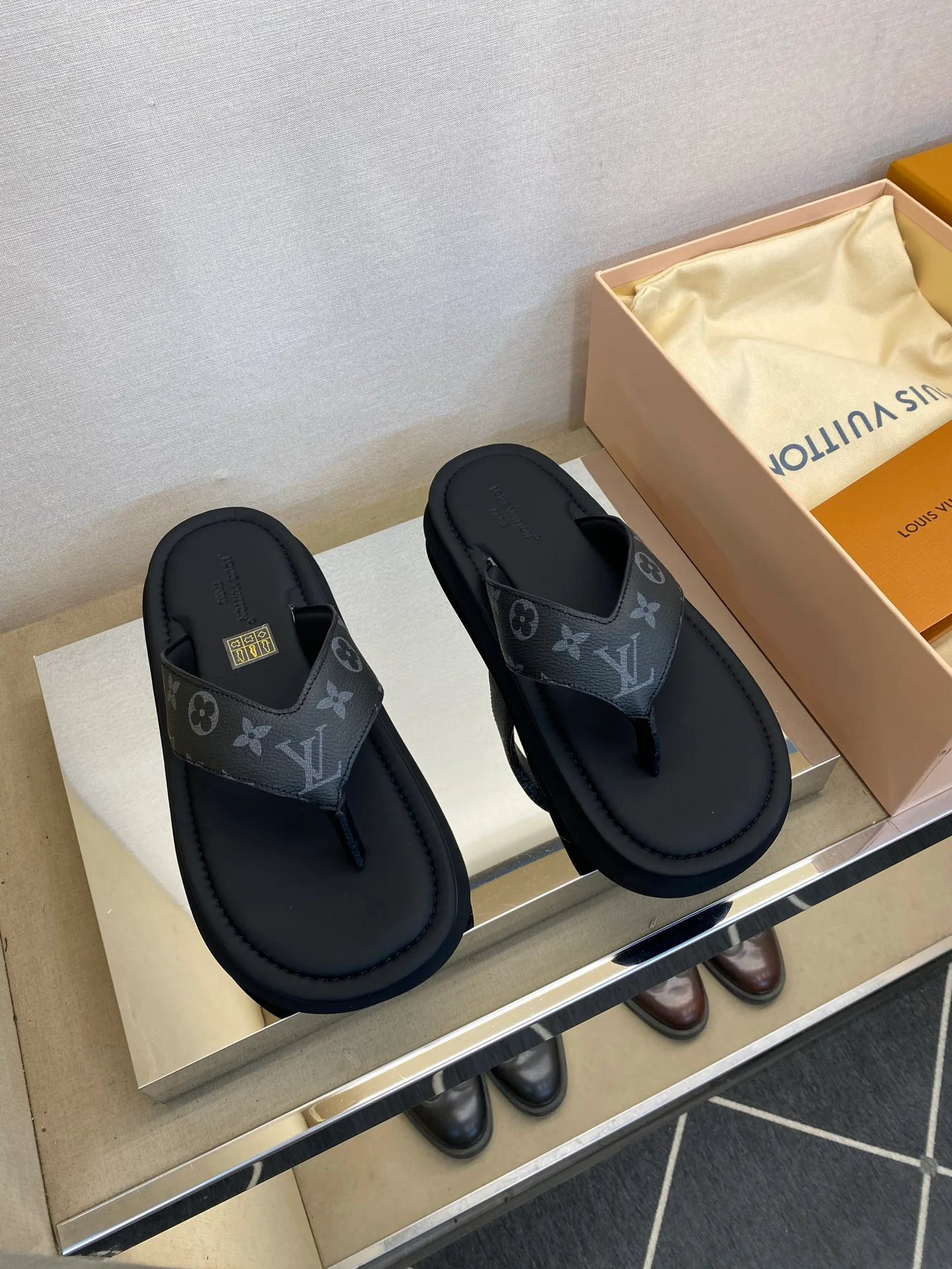 Men's Flip-Flops LOUIS VUITTON 17706387