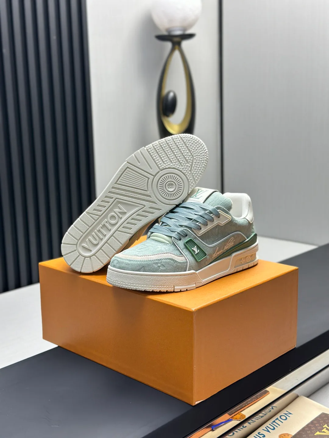 Women's Sneakers LOUIS VUITTON 18011604