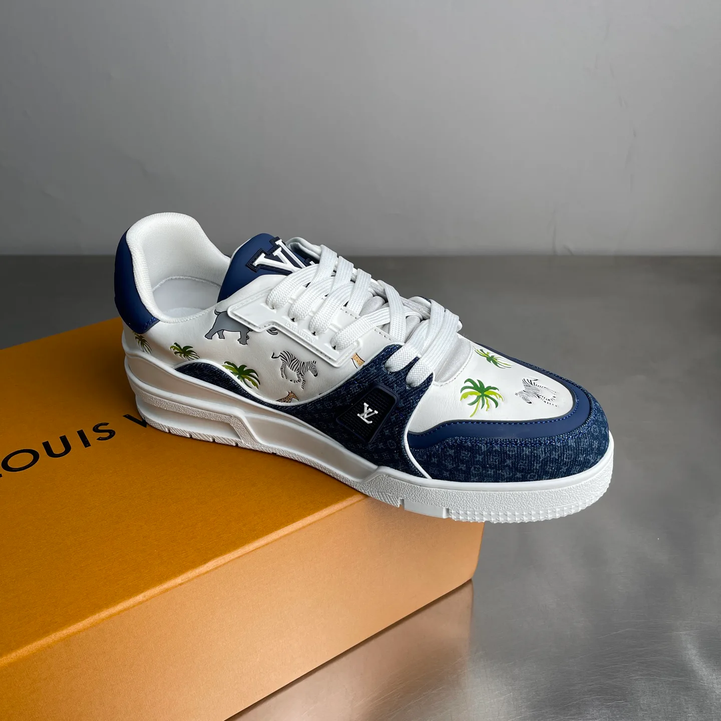 Men's Sneakers LOUIS VUITTON 18437396
