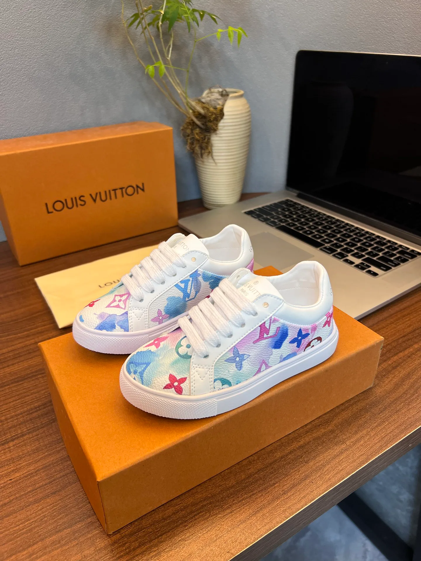Women's Sneakers LOUIS VUITTON 18077544