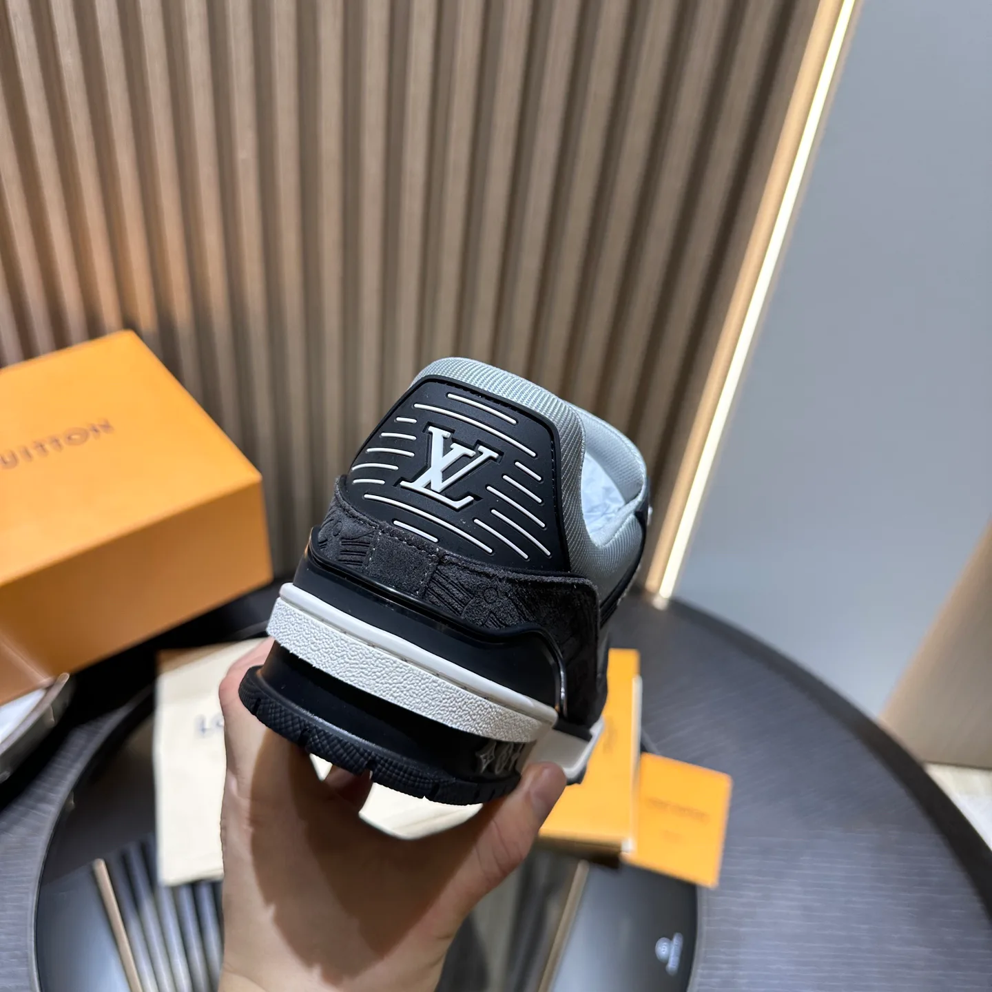 Men's Sneakers LOUIS VUITTON 18192371