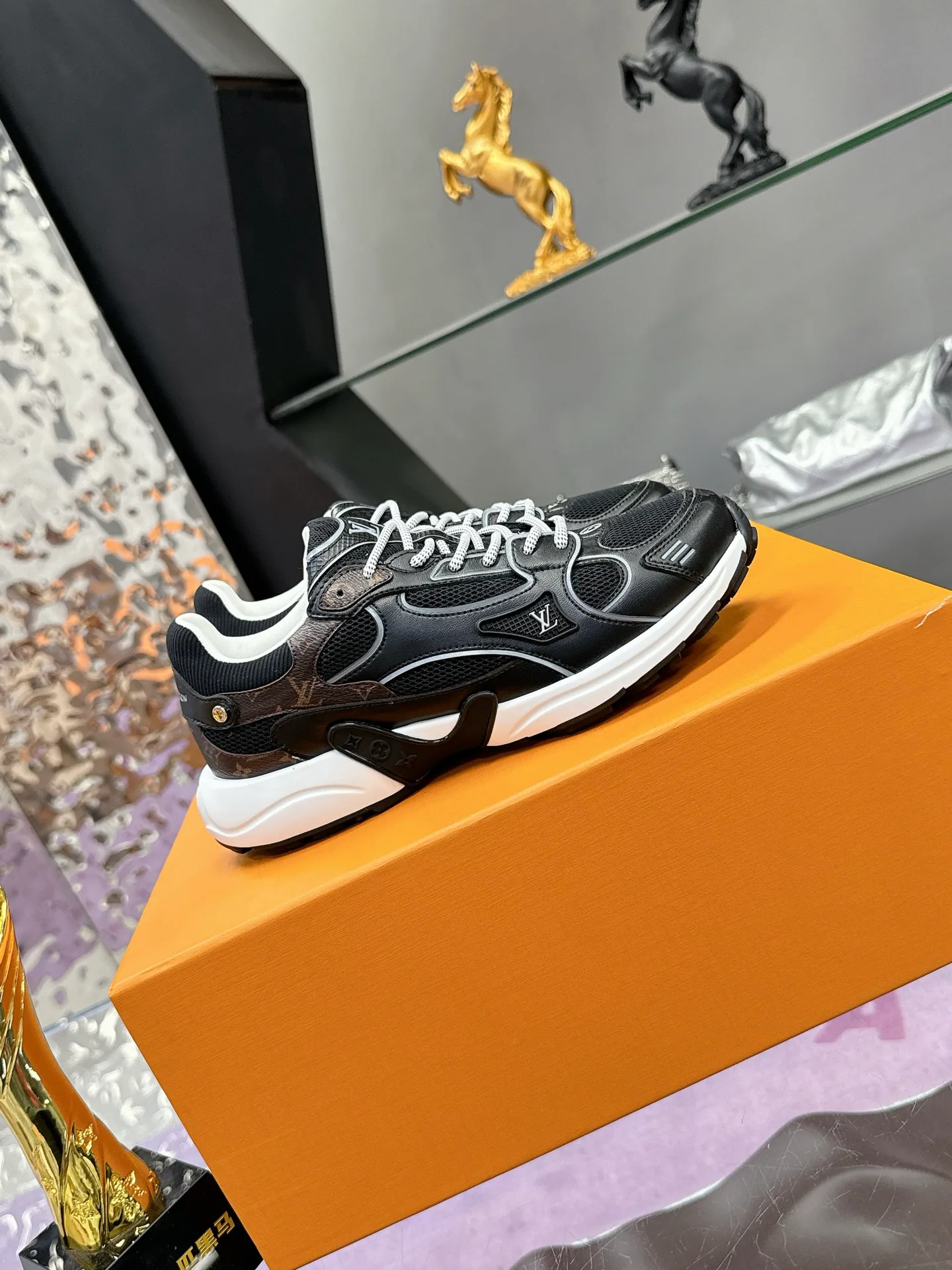 Women's Sneakers LOUIS VUITTON 17530429
