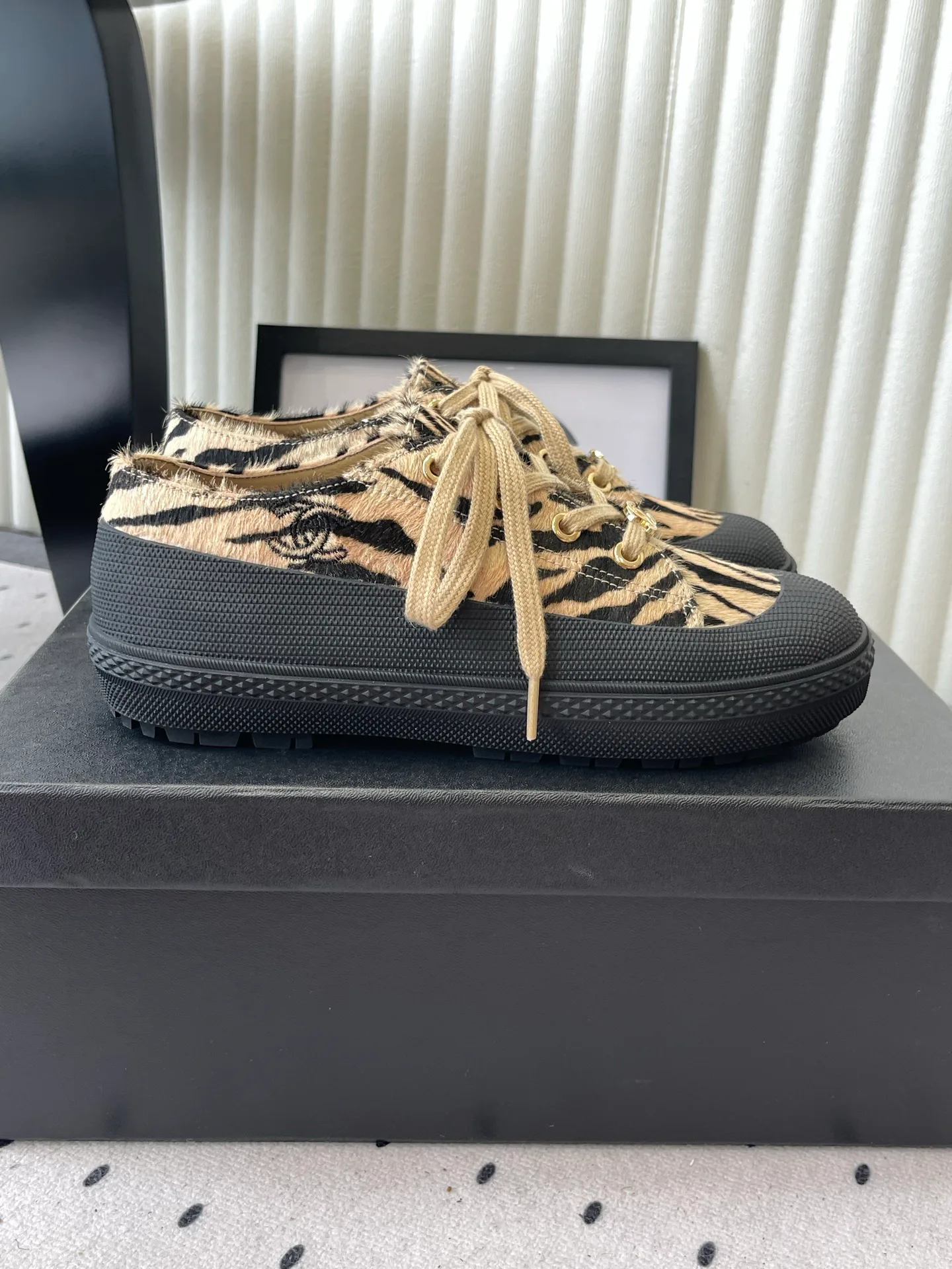 Women's Sneakers CHANEL 18069872