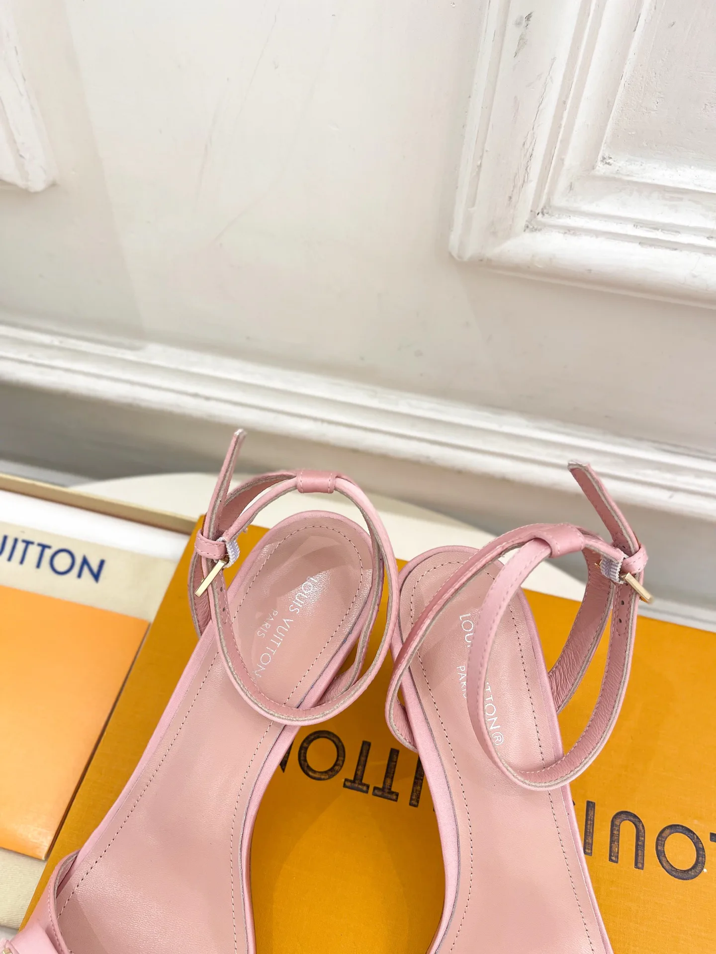 Women's Open-Toe Sandals LOUIS VUITTON 18034969