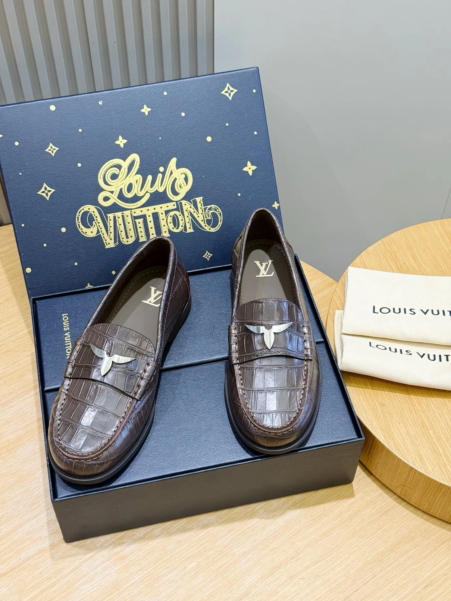 Men's Loafers And Dress Shoes LOUIS VUITTON 18277846