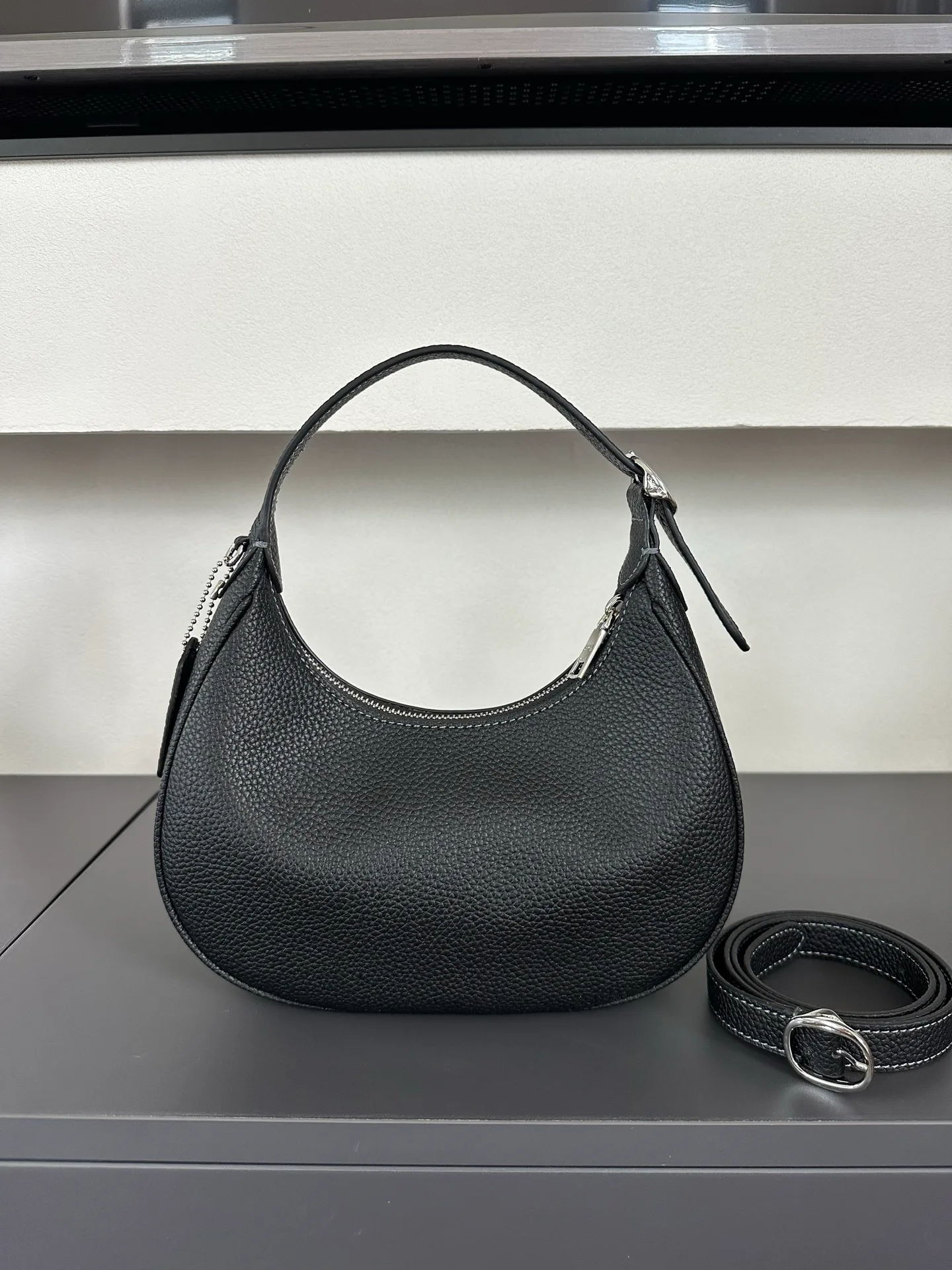 Women's Classic Handbags COACH 17960978