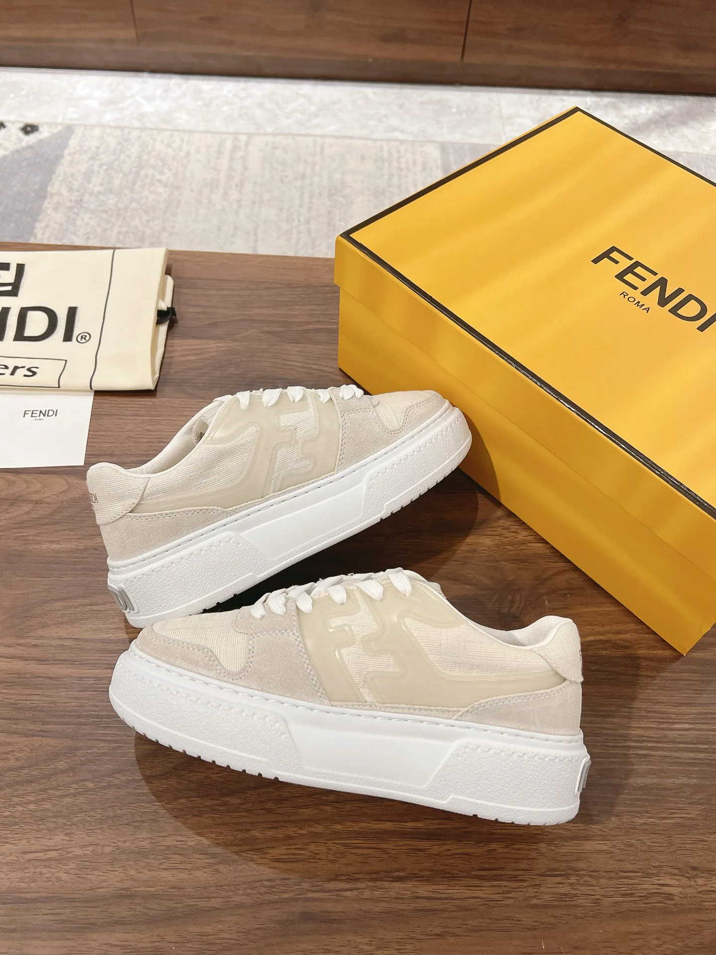 Women's Sneakers FENDI 18219637