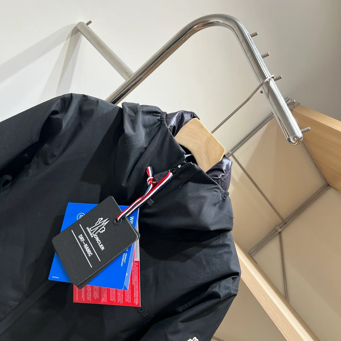 Women's Jackets And Down Jackets MONCLER 18131361