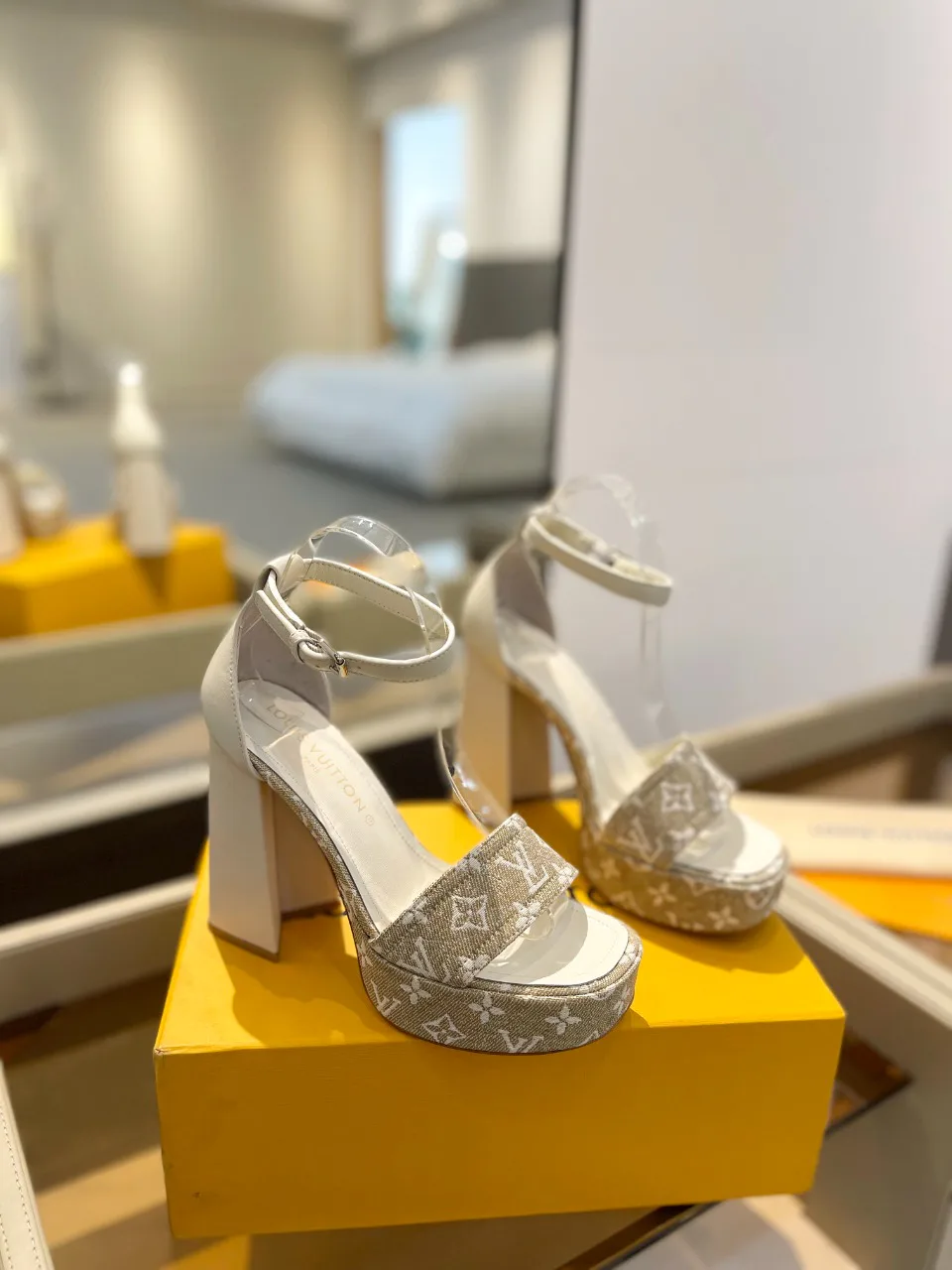 Women's Open-Toe Sandals LOUIS VUITTON 17946840