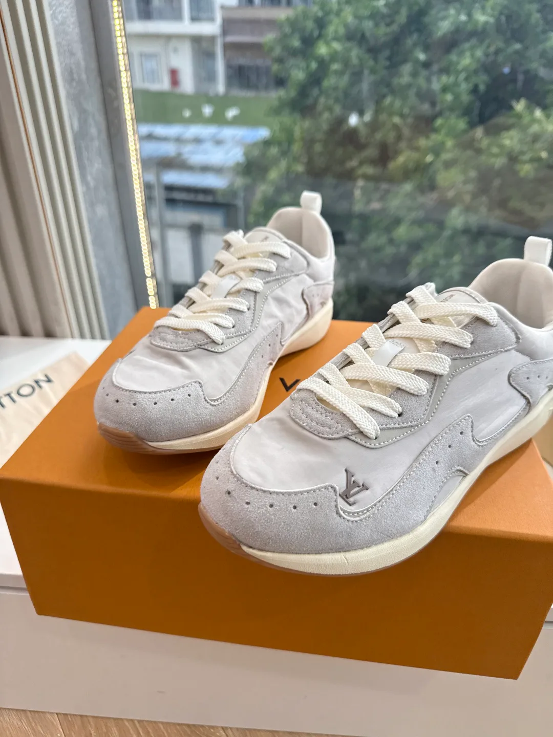 Women's Sneakers LOUIS VUITTON 18053498