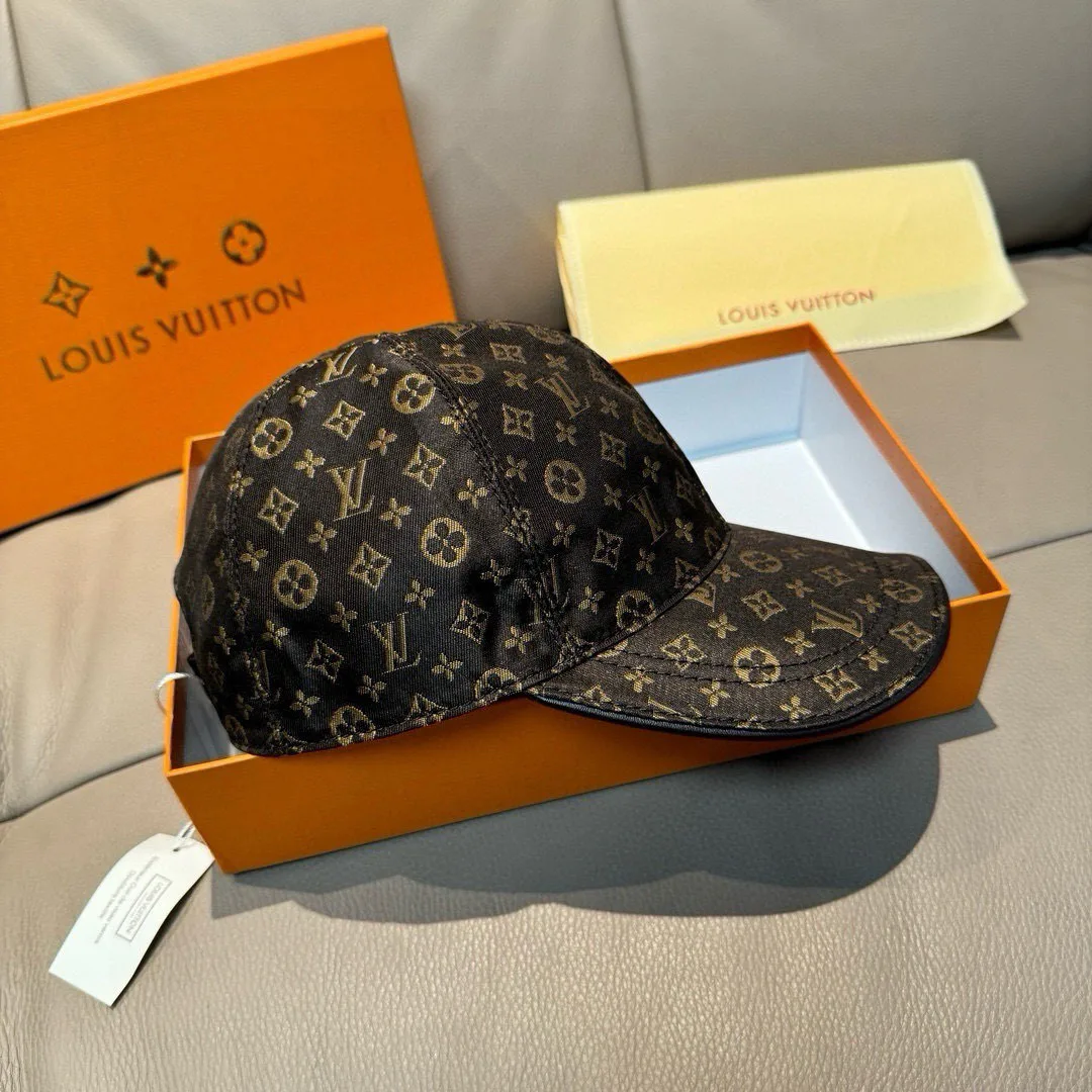 Hats LOUIS VUITTON 18347072