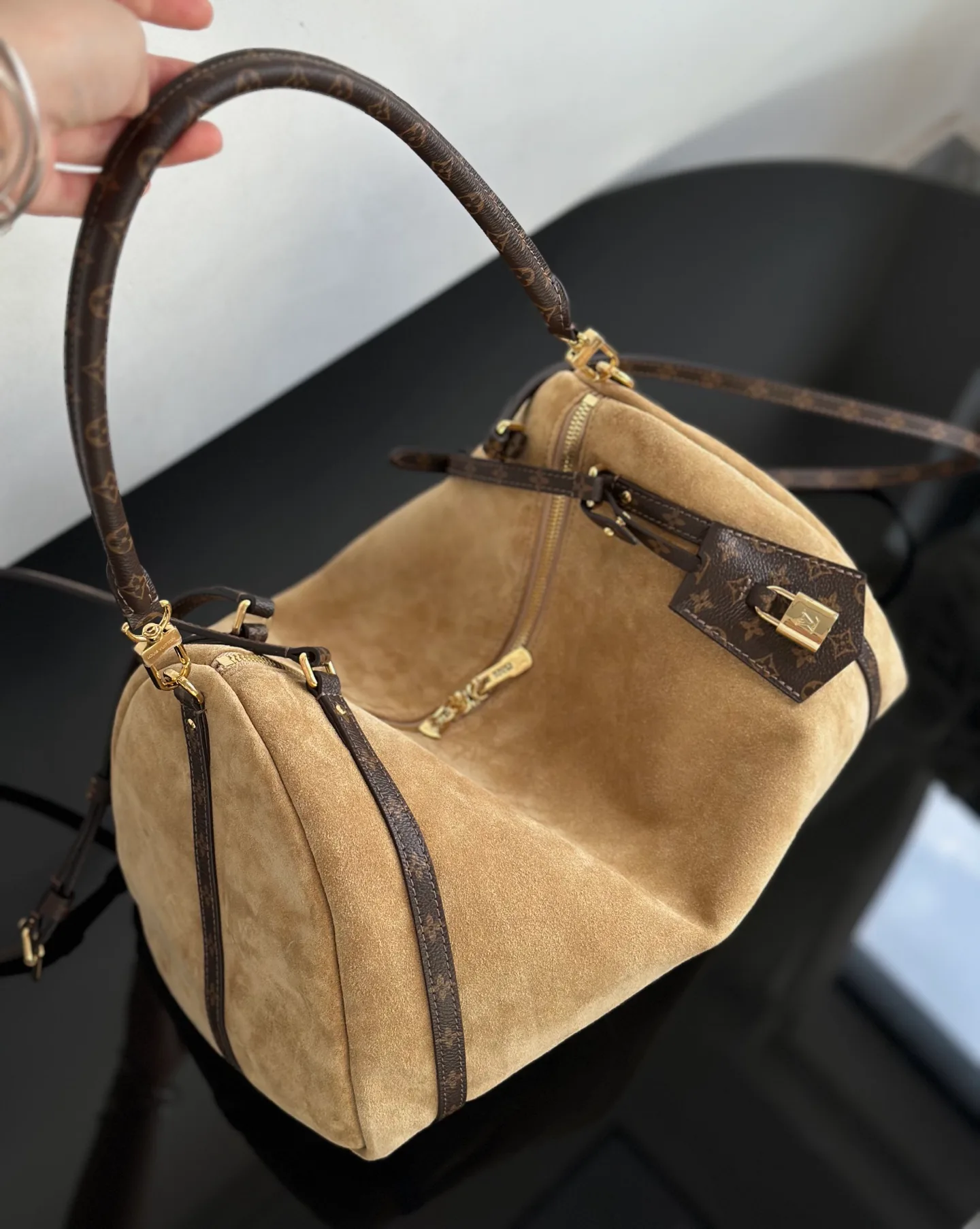 Women's Classic Handbags LOUIS VUITTON 18376623