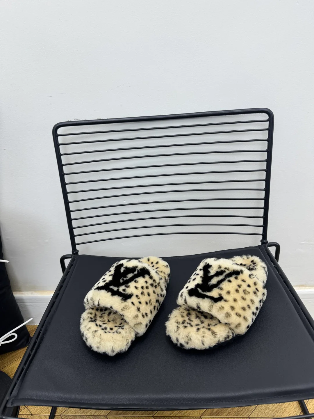Women's Slippers LOUIS VUITTON 18366817