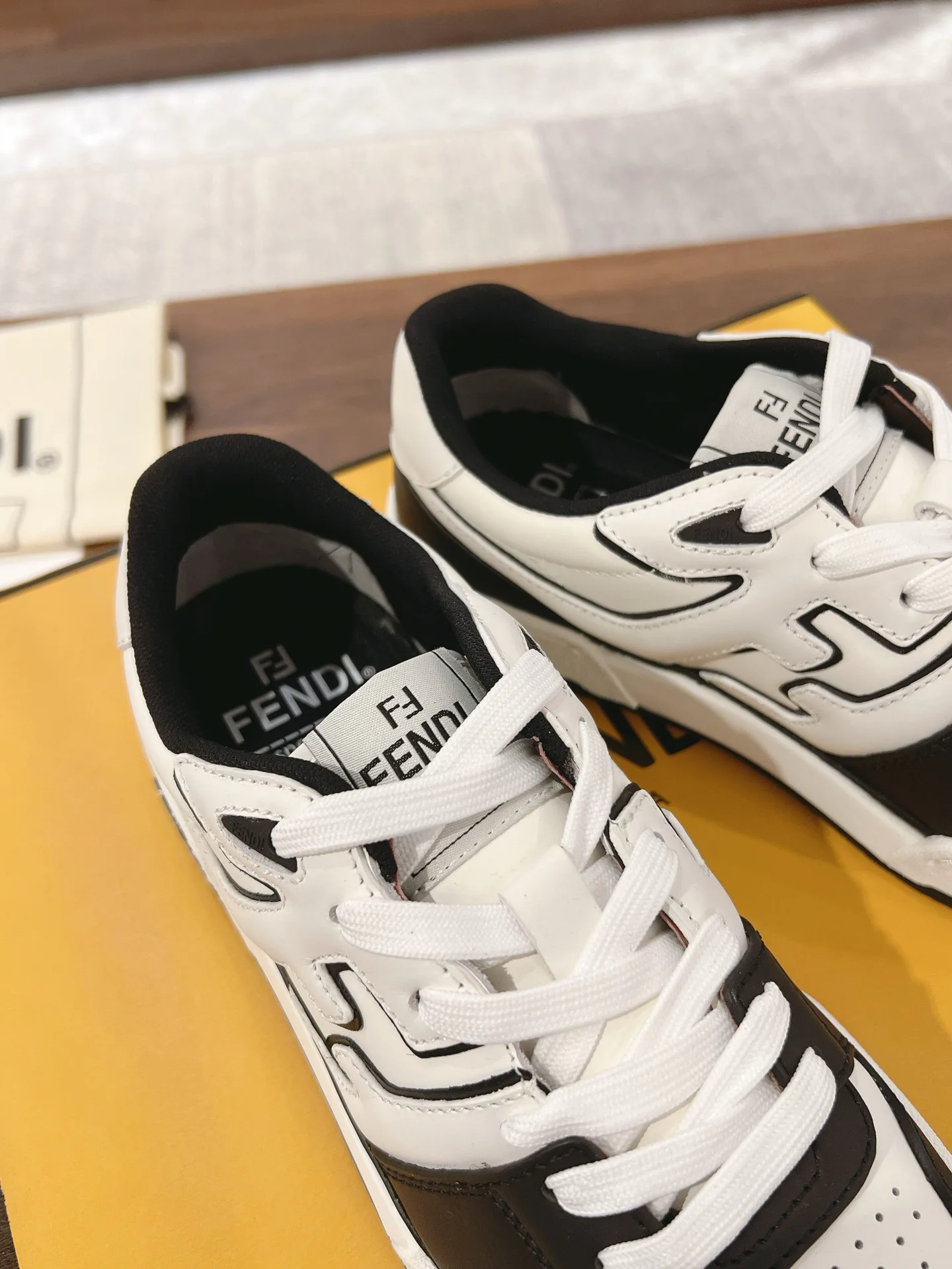Women's Sneakers FENDI 18219551