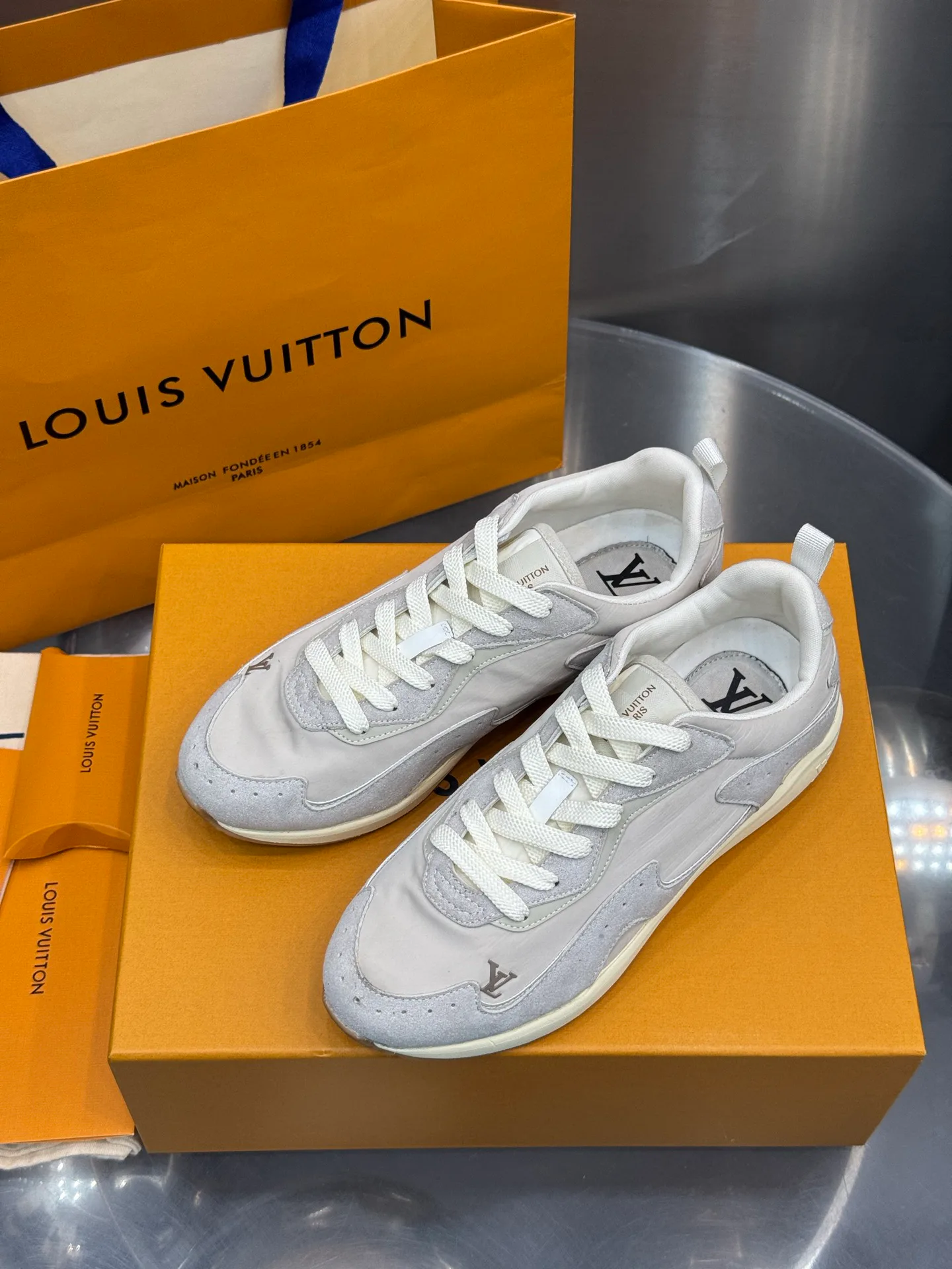 Men's Sneakers LOUIS VUITTON 18202638