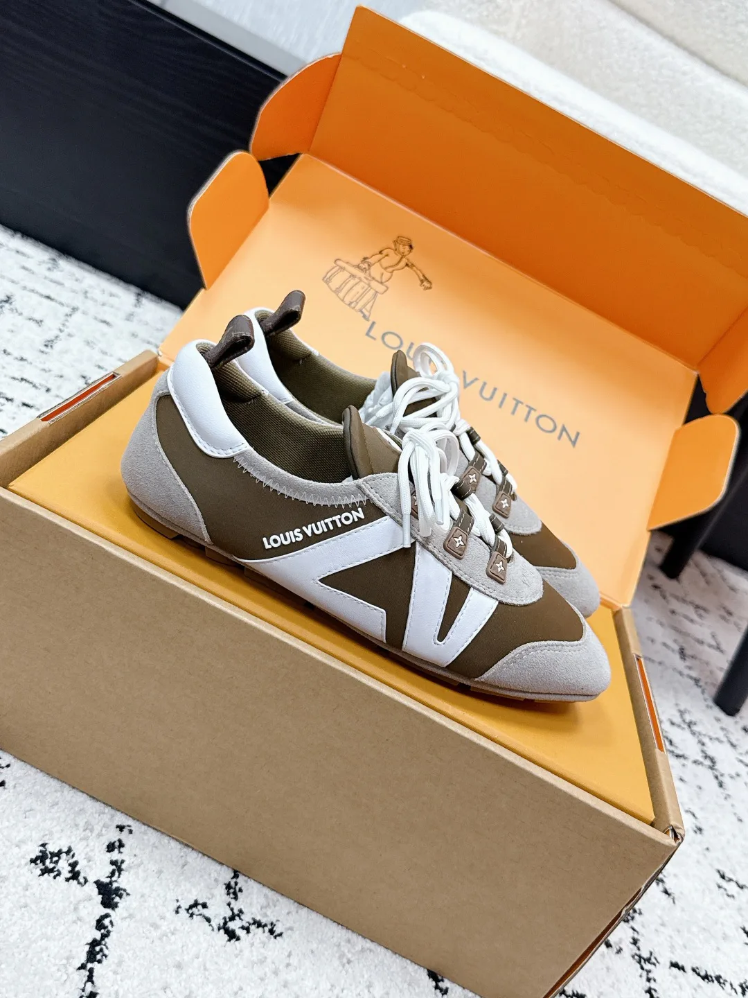Women's Sneakers LOUIS VUITTON 18409651