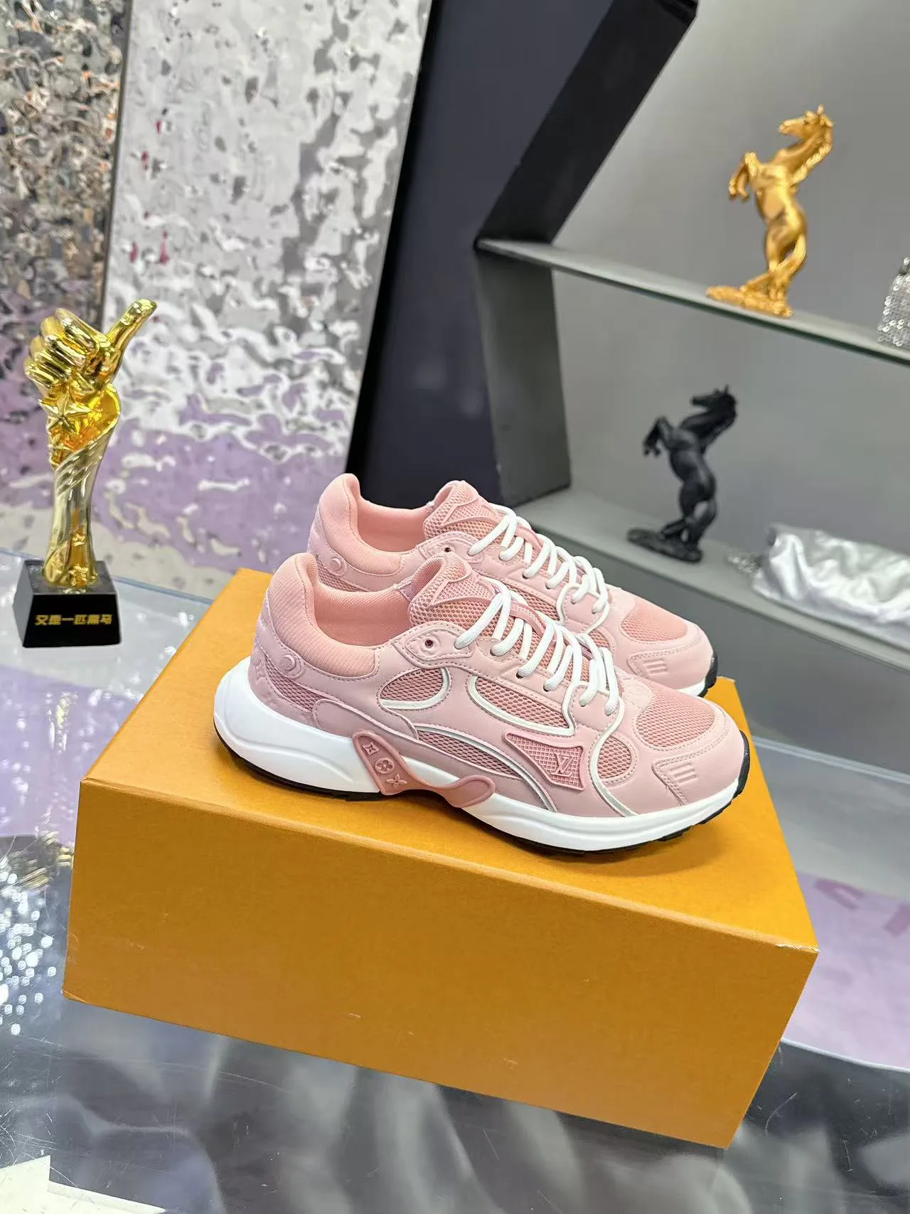 Women's Sneakers LOUIS VUITTON 17530425