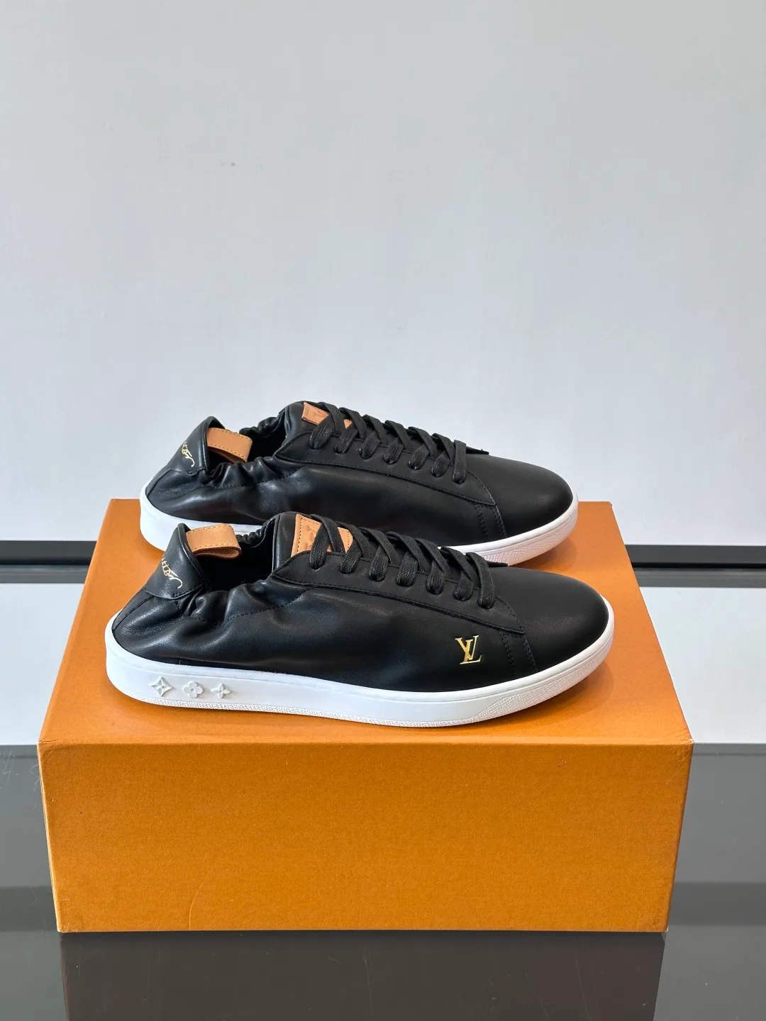 Men's Sneakers LOUIS VUITTON 18263692