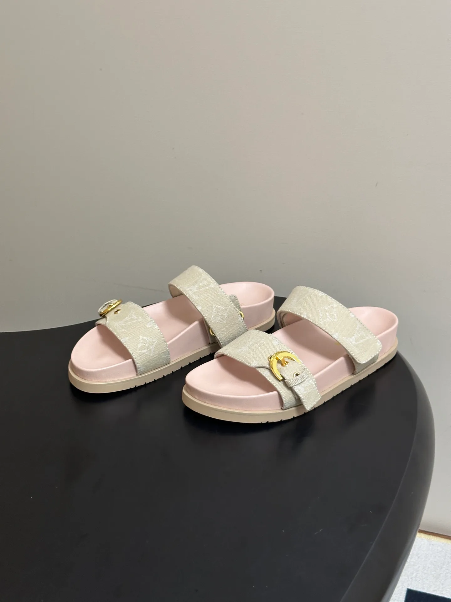 Women's Flip-Flops LOUIS VUITTON 18049598