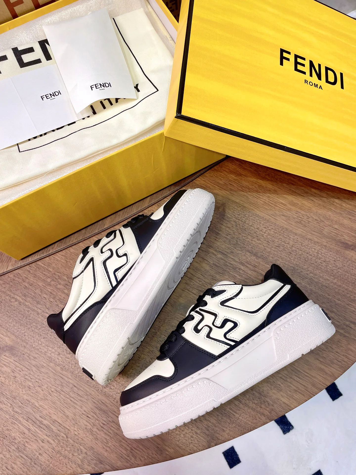 Women's Sneakers FENDI 17957335