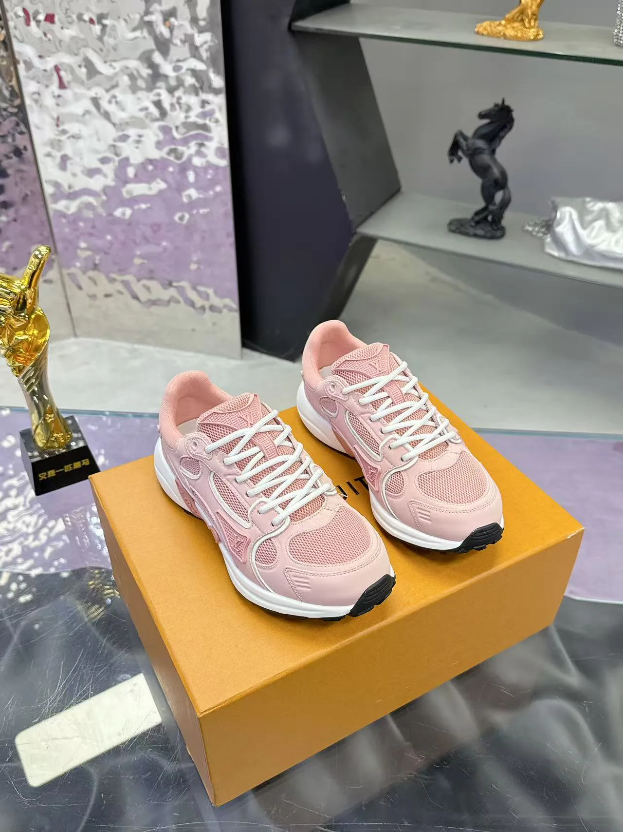 Women's Sneakers LOUIS VUITTON 17530425
