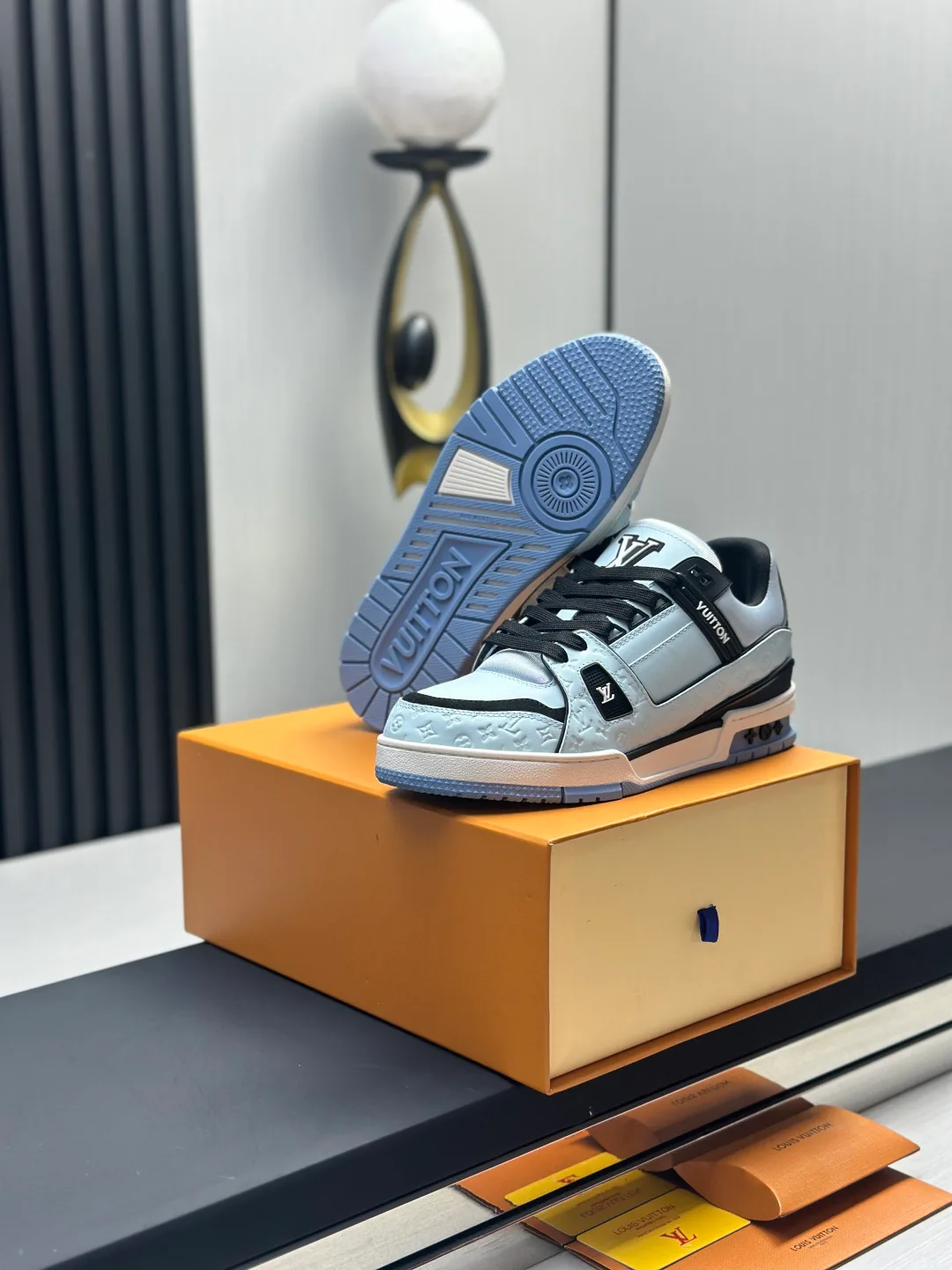 Women's Sneakers LOUIS VUITTON 18011574