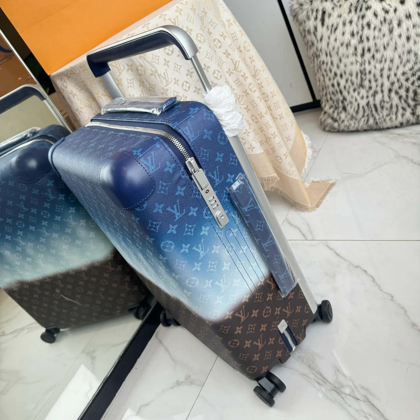 Suitcases LOUIS VUITTON 17801473