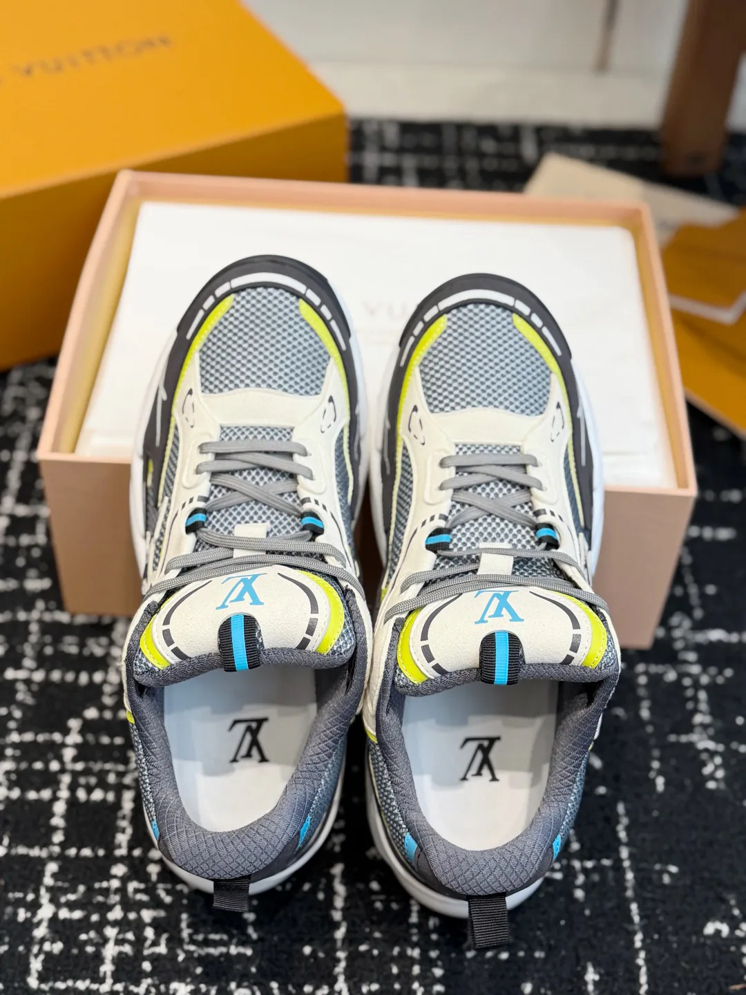 Men's Sneakers LOUIS VUITTON 17437990