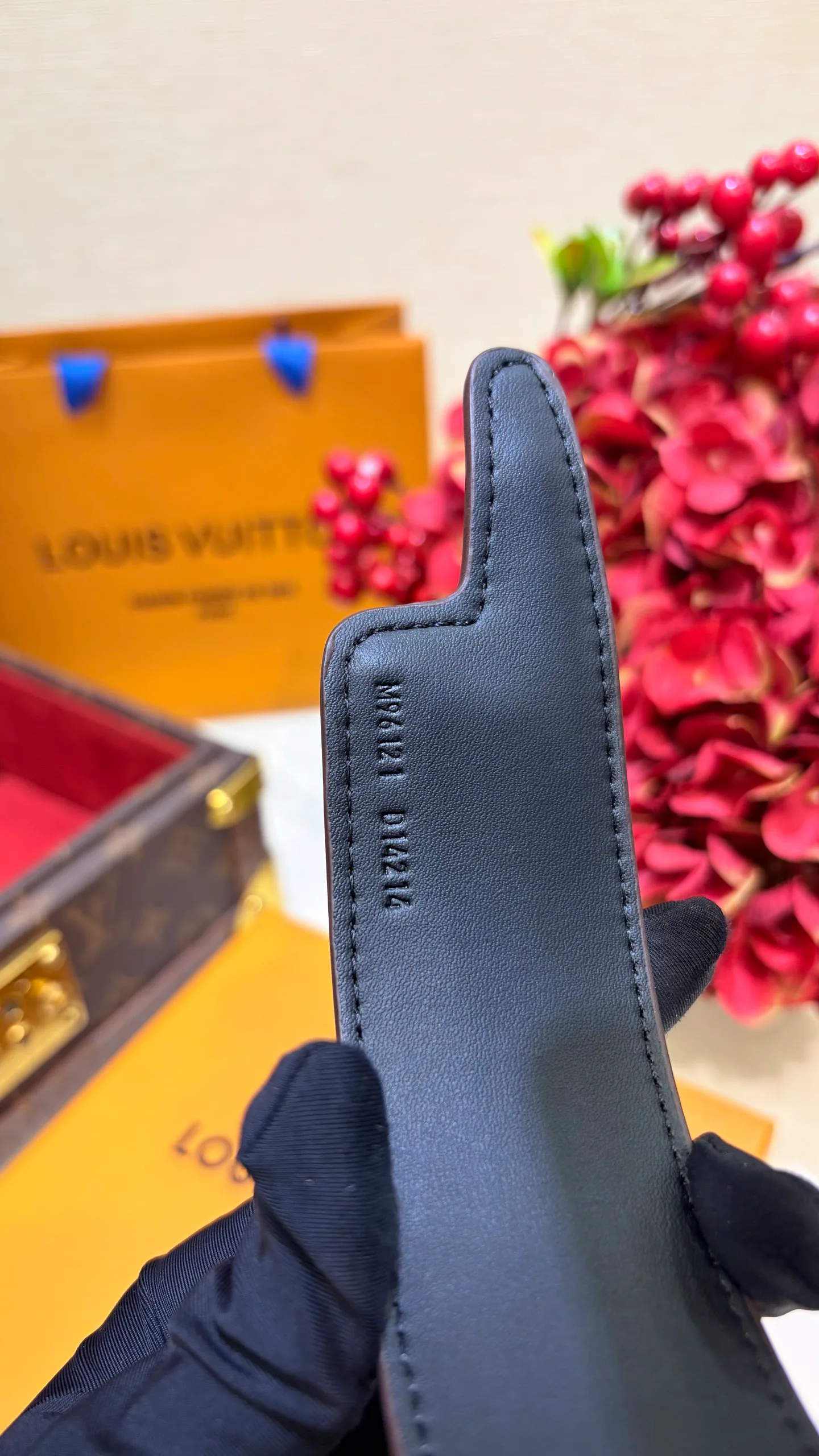 Hats LOUIS VUITTON 18202159