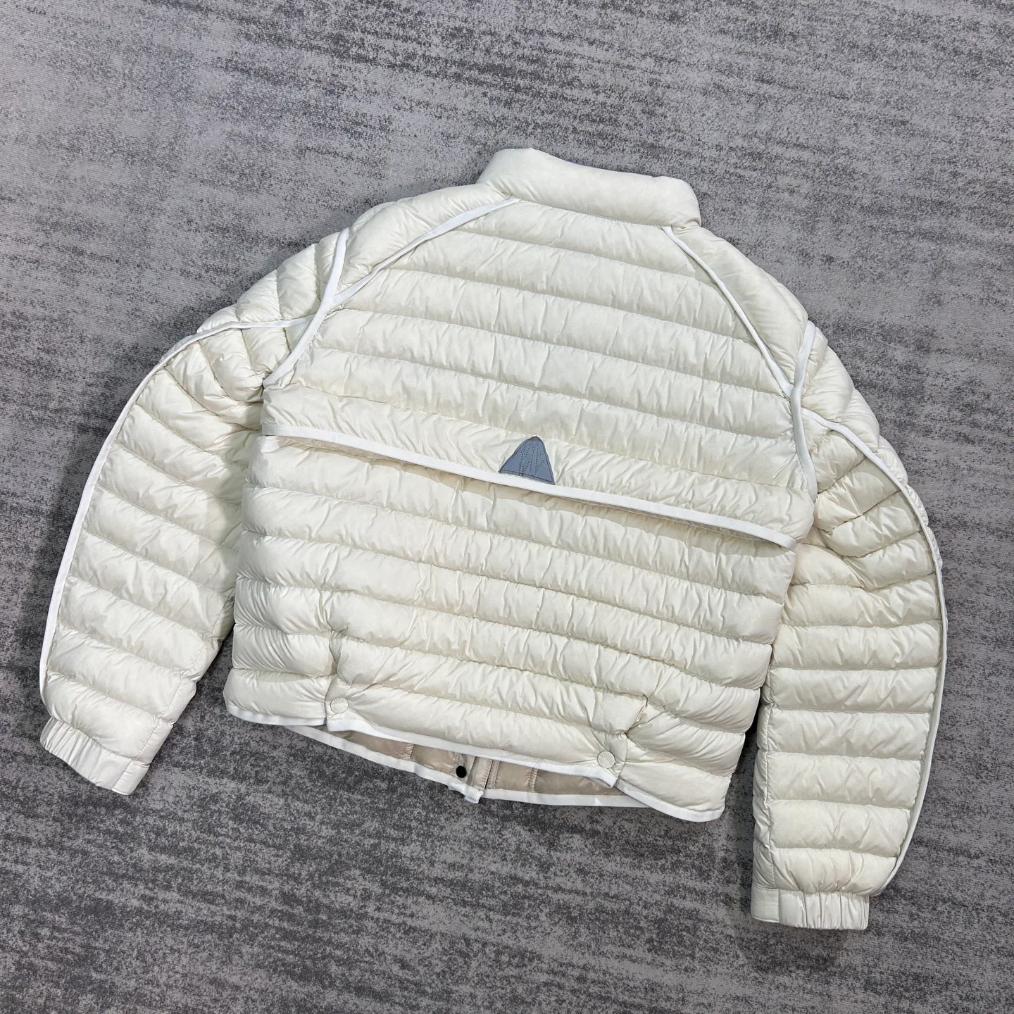 Women's Jackets And Down Jackets MONCLER 18255172