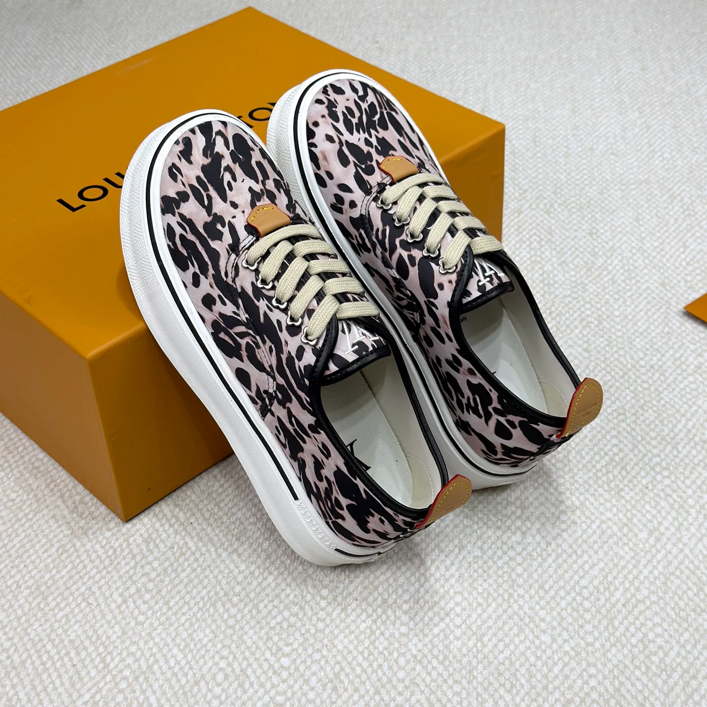 Men's Sneakers LOUIS VUITTON 18365142