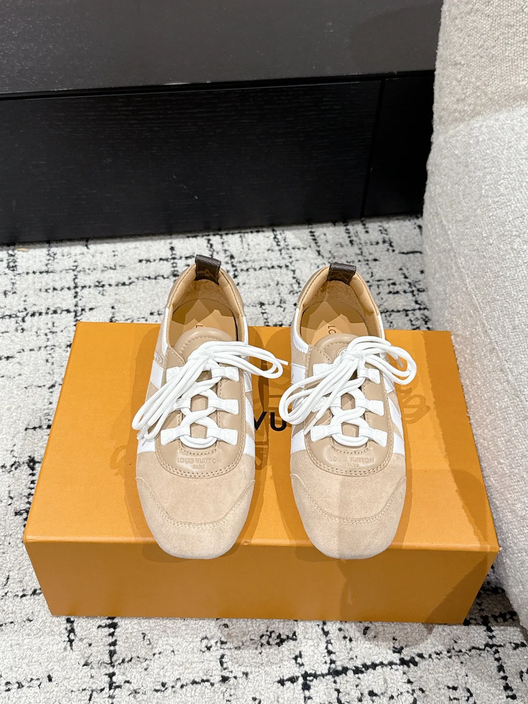 Women's Sneakers LOUIS VUITTON 18409746
