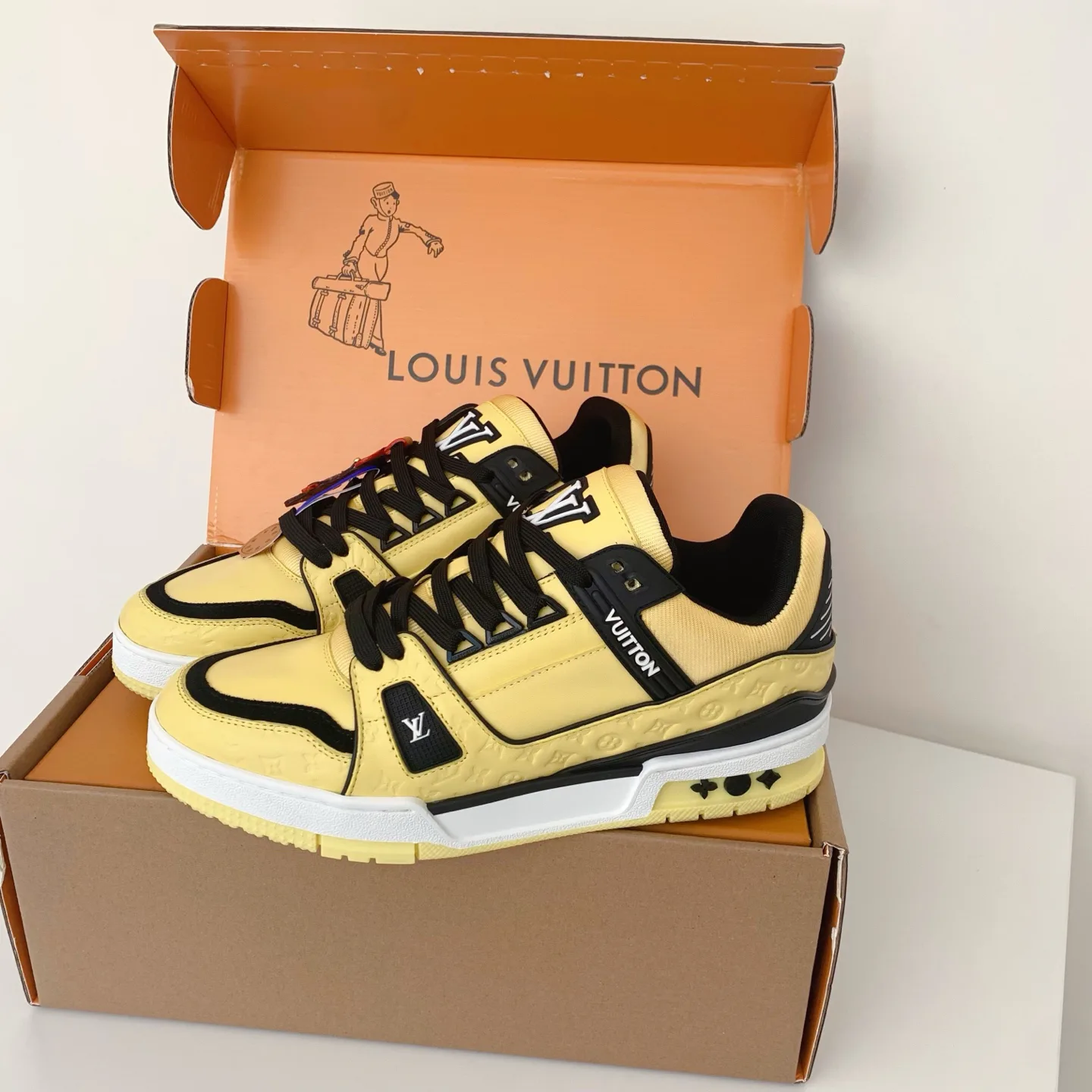 Women's Sneakers LOUIS VUITTON 18258384
