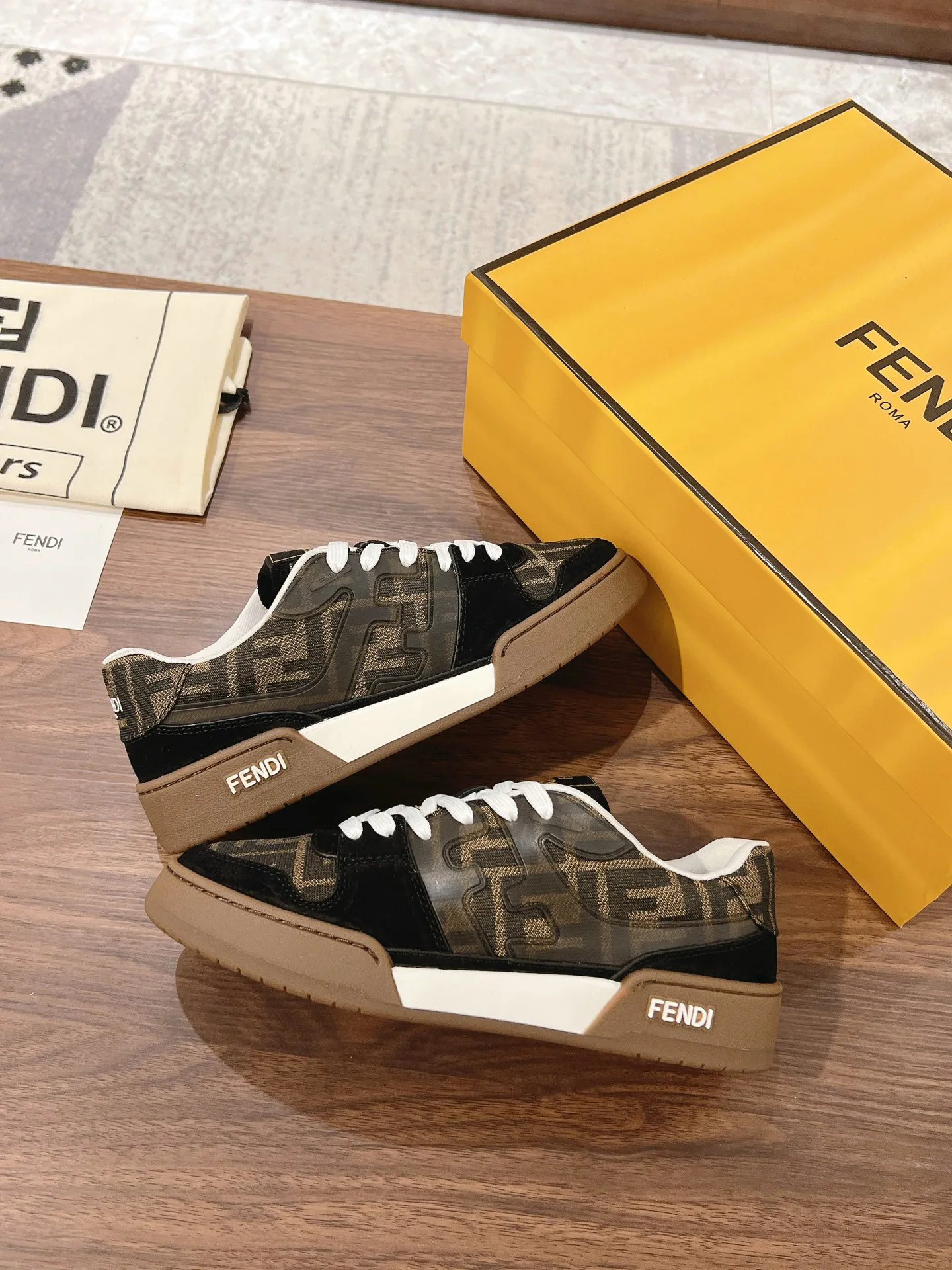 Women's Sneakers FENDI 18219605