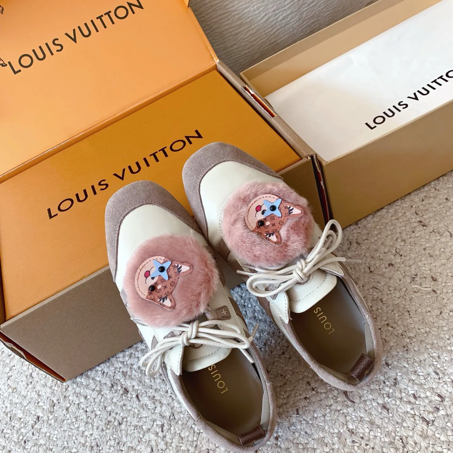 Women's Sneakers LOUIS VUITTON 18375805