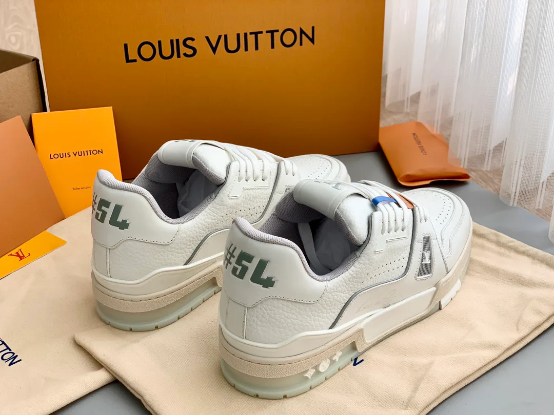 Women's Sneakers LOUIS VUITTON 18014139