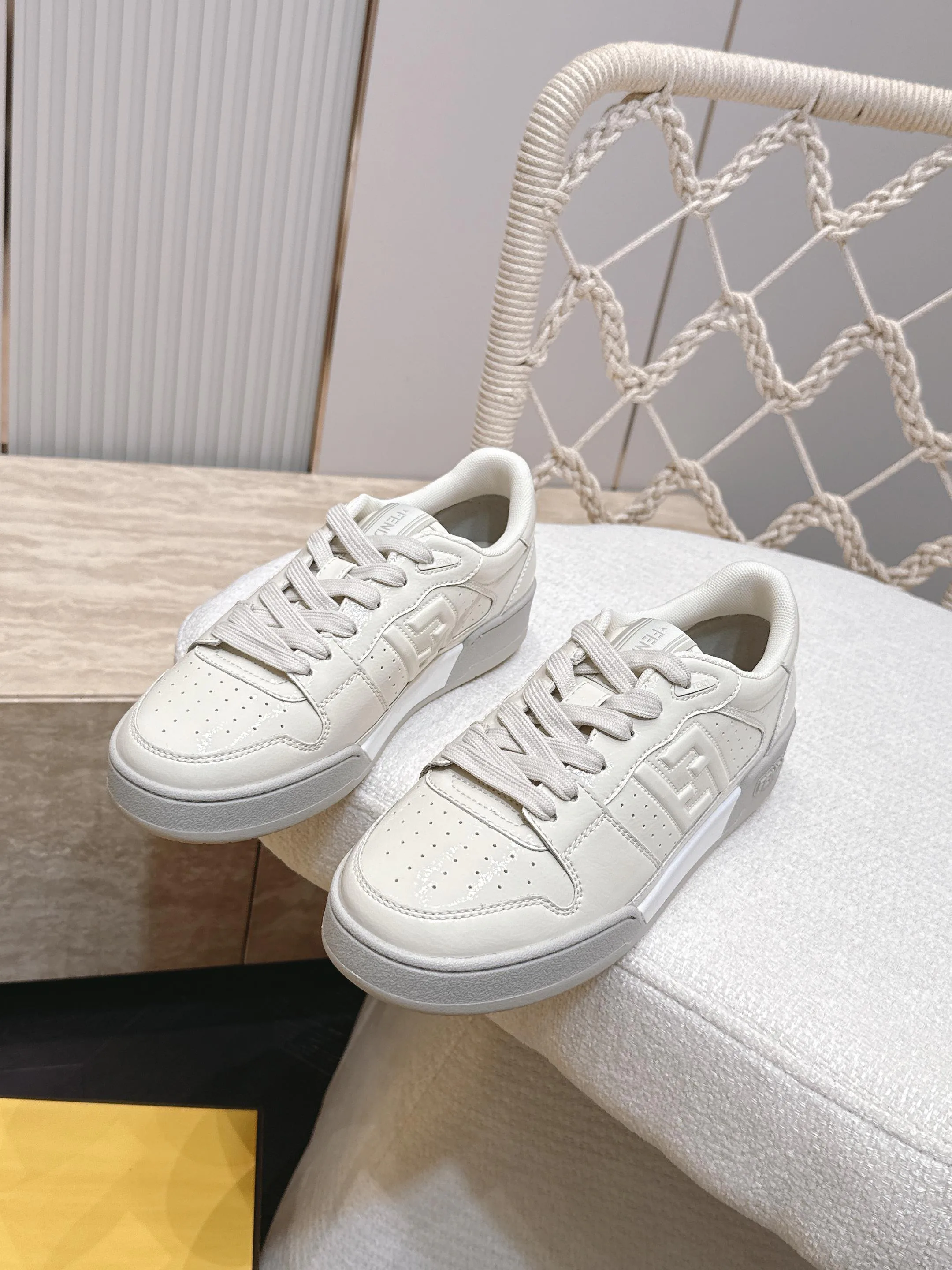 Women's Sneakers FENDI 17682039
