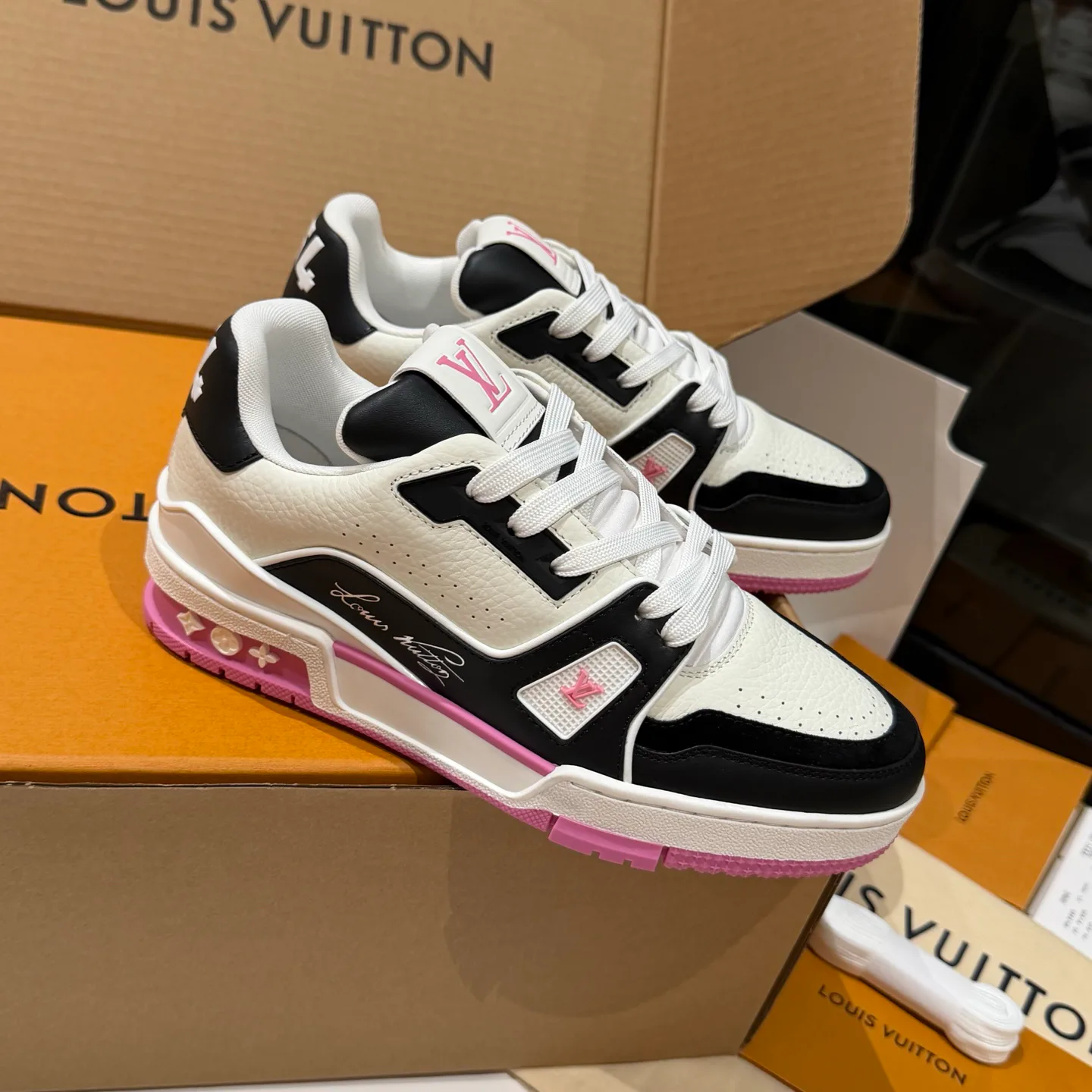 Women's Sneakers LOUIS VUITTON 18121557