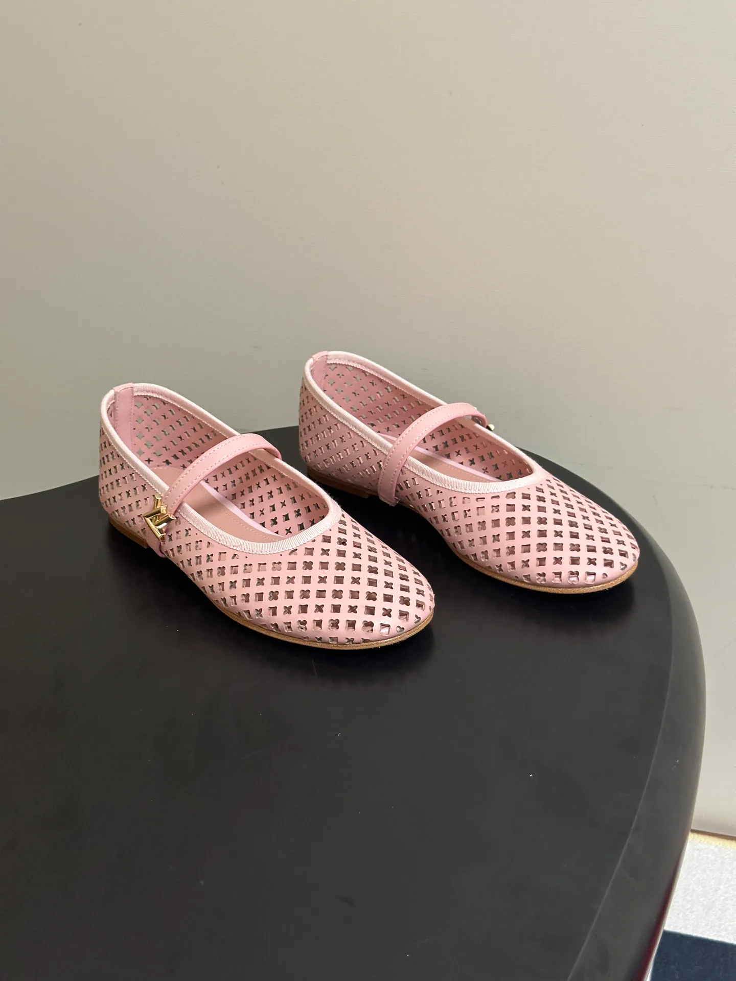 Women's Ballet Flats LOUIS VUITTON 17768177