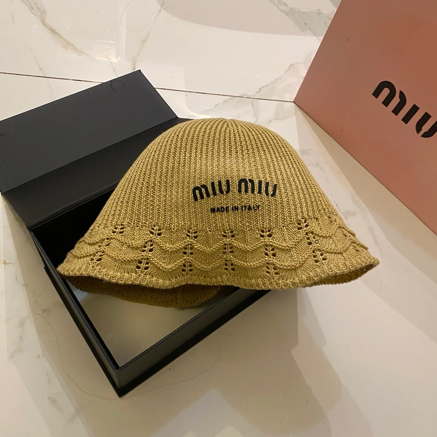 Hats MIU MIU 17498308