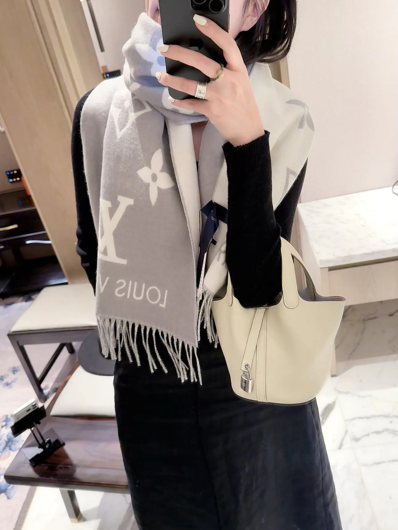 Scarves LOUIS VUITTON 18427102